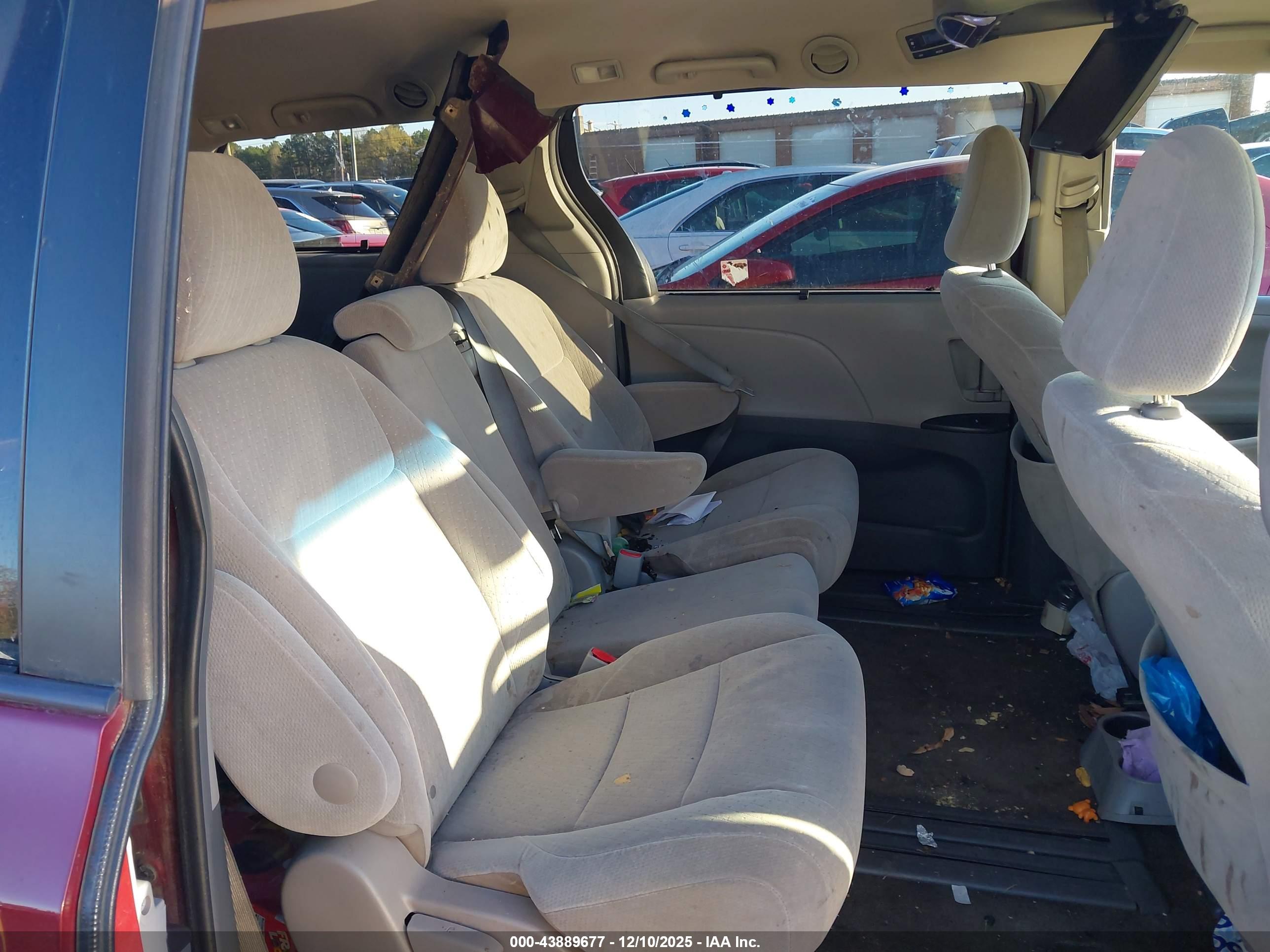 TOYOTA SIENNA image 8