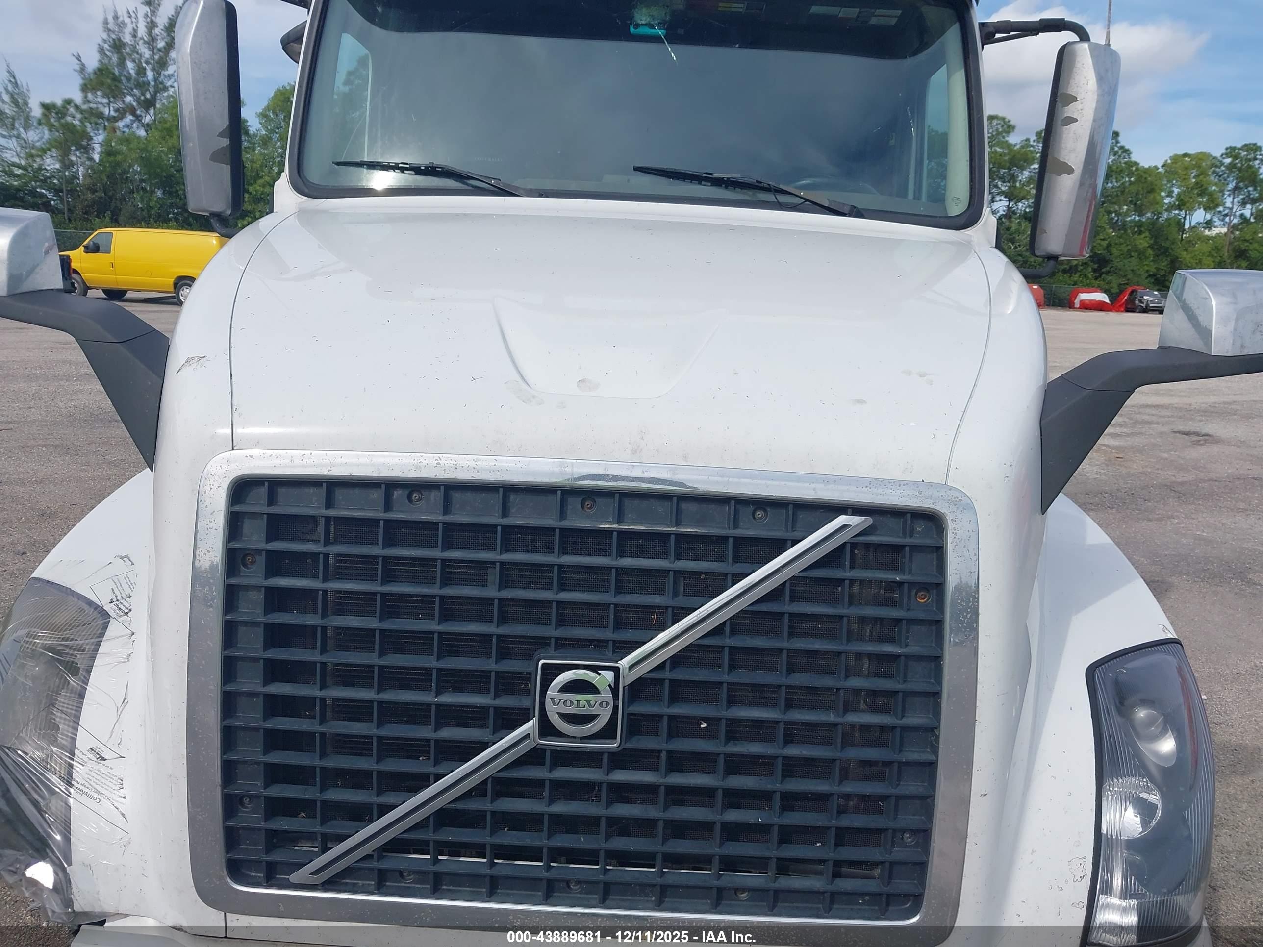 VOLVO VNL image 10