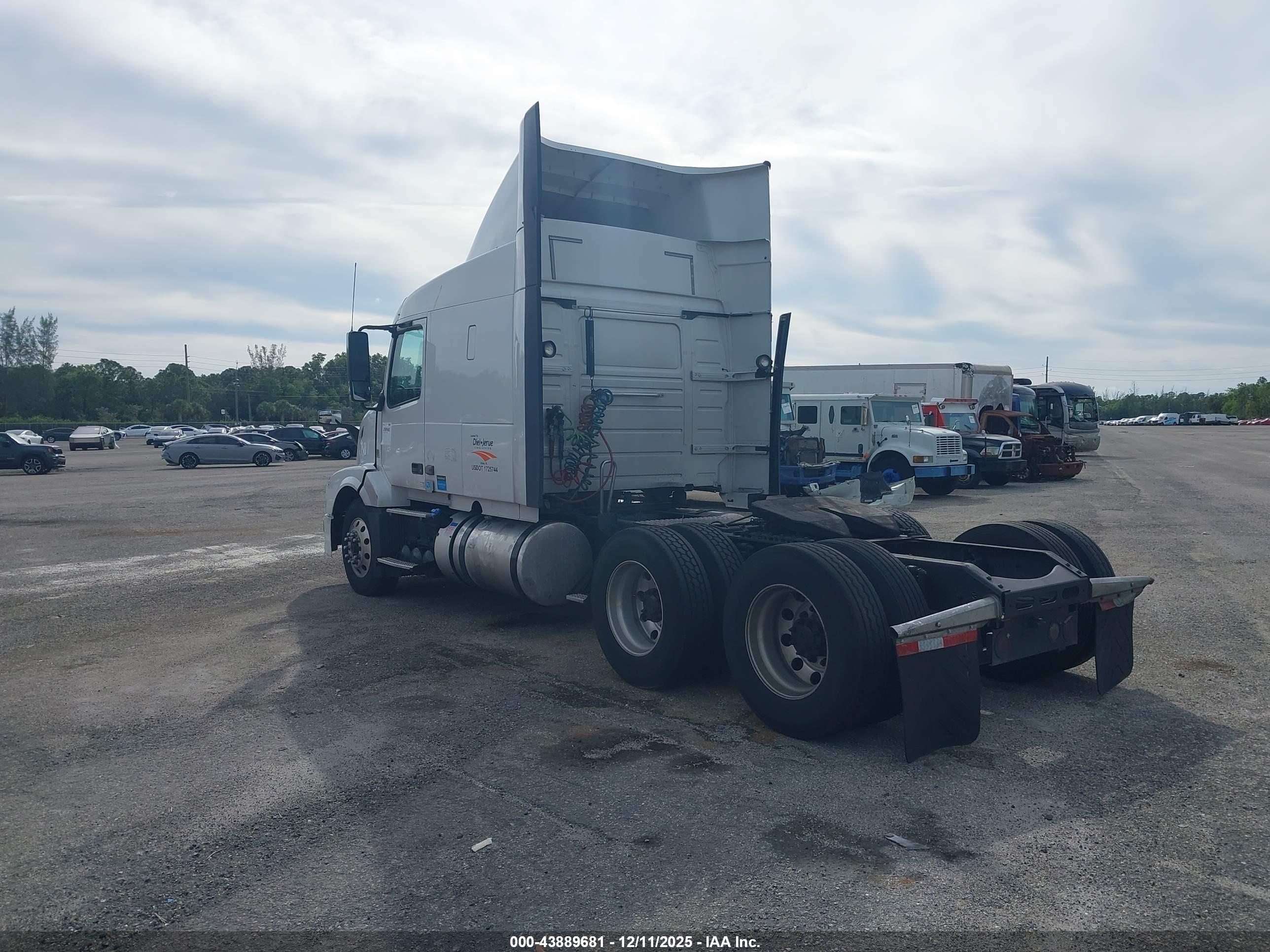 VOLVO VNL image 3