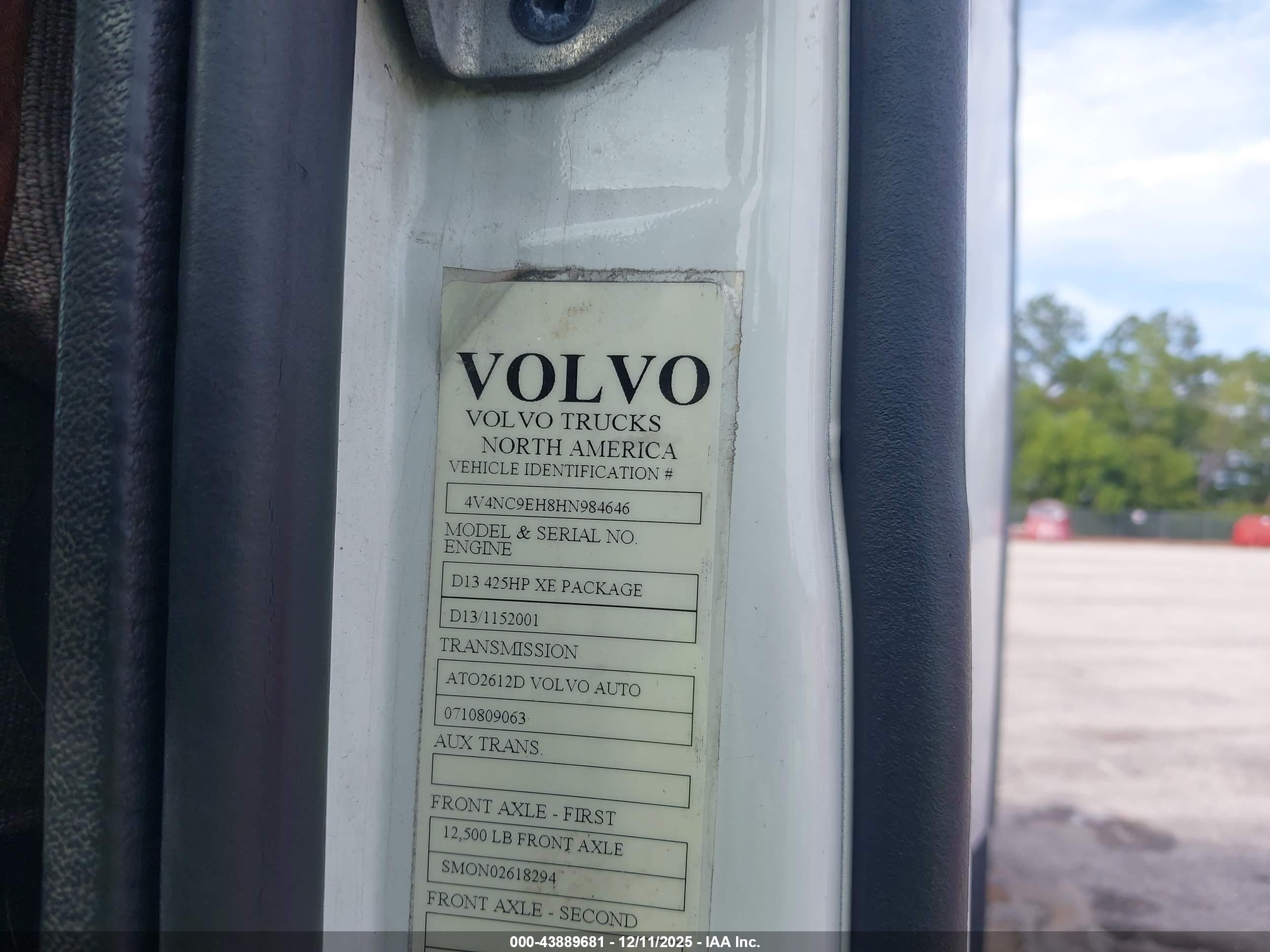 VOLVO VNL image 9