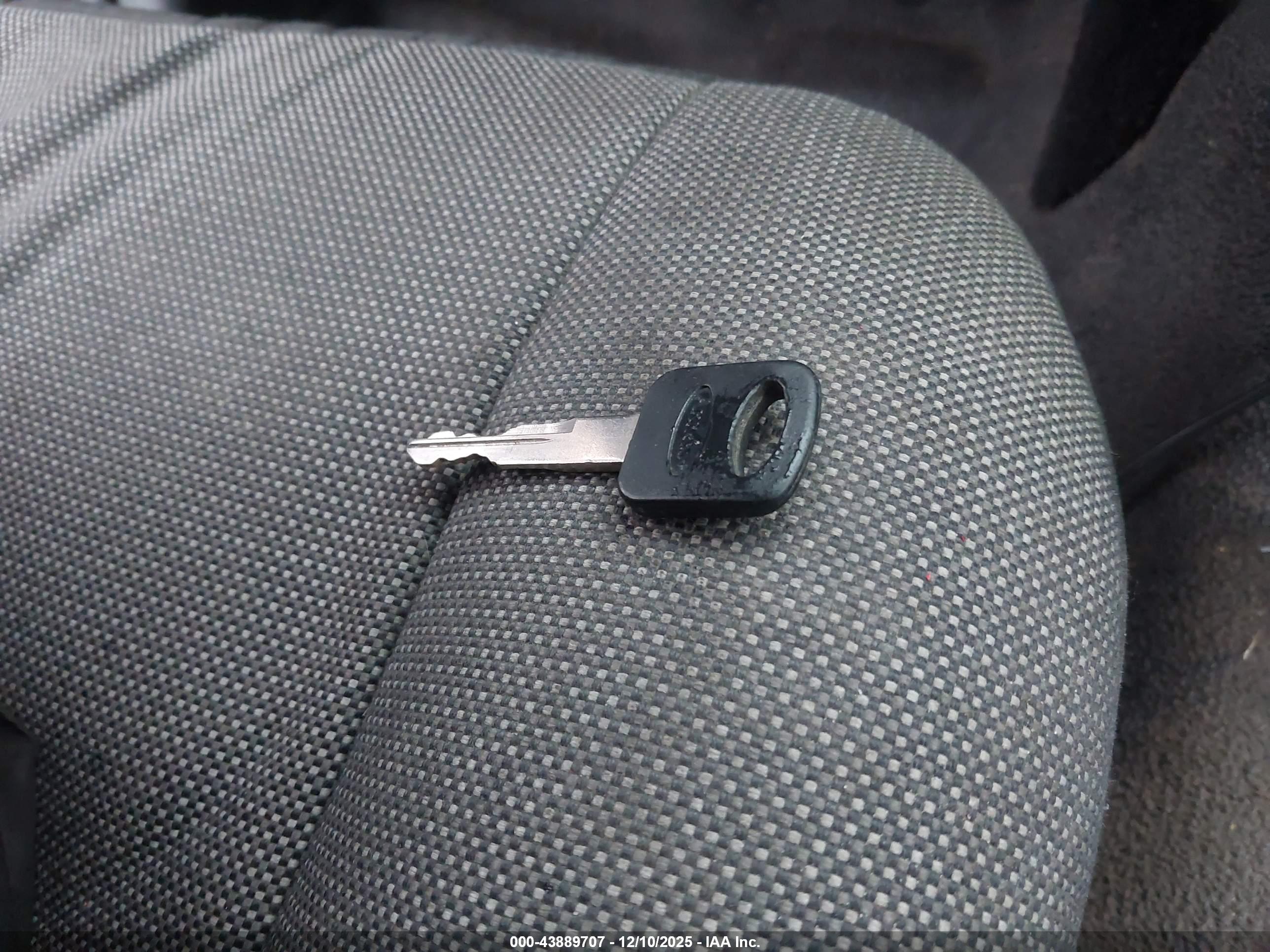 FORD CROWN image 11