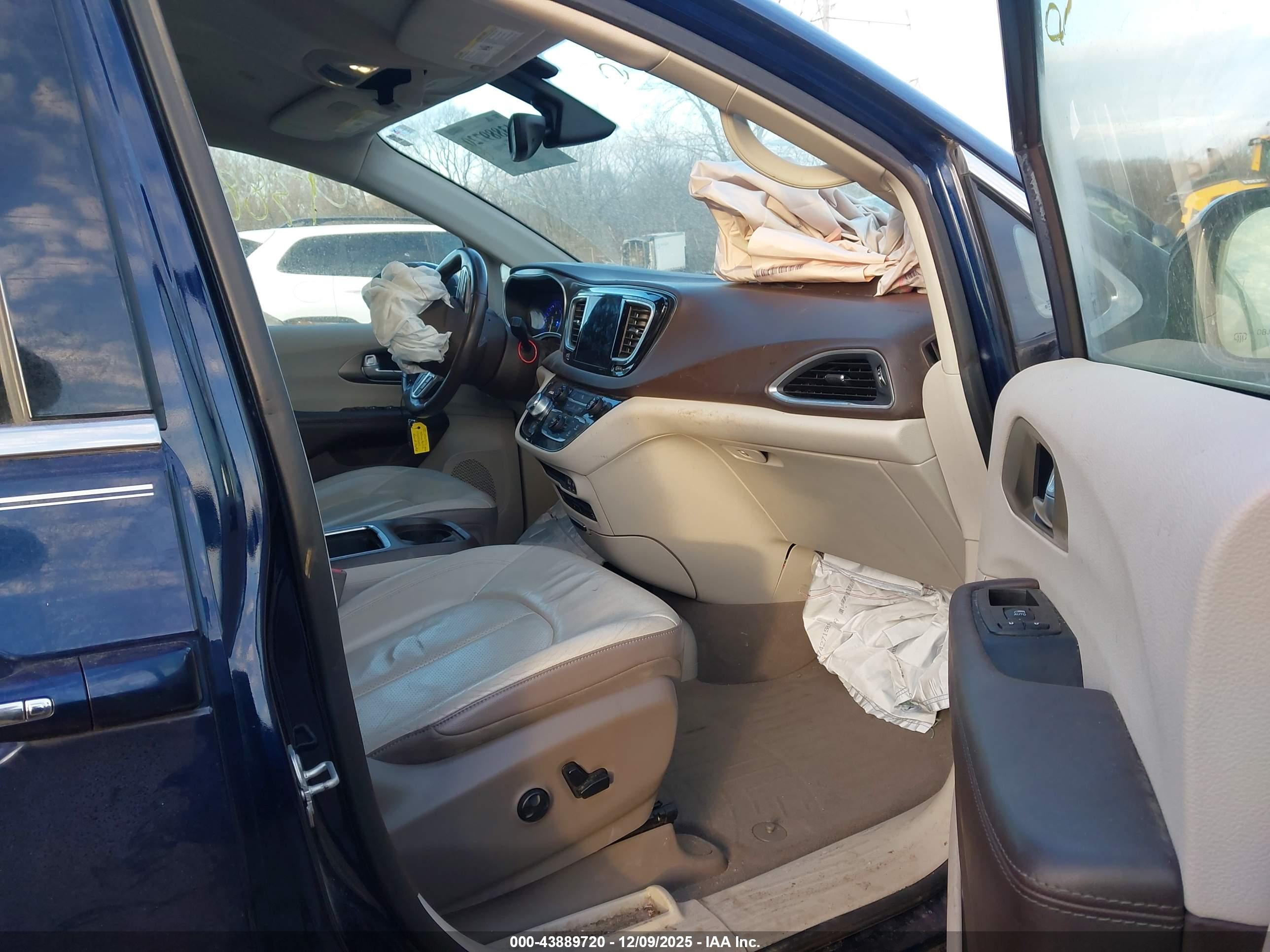 CHRYSLER PACIFICA image 5