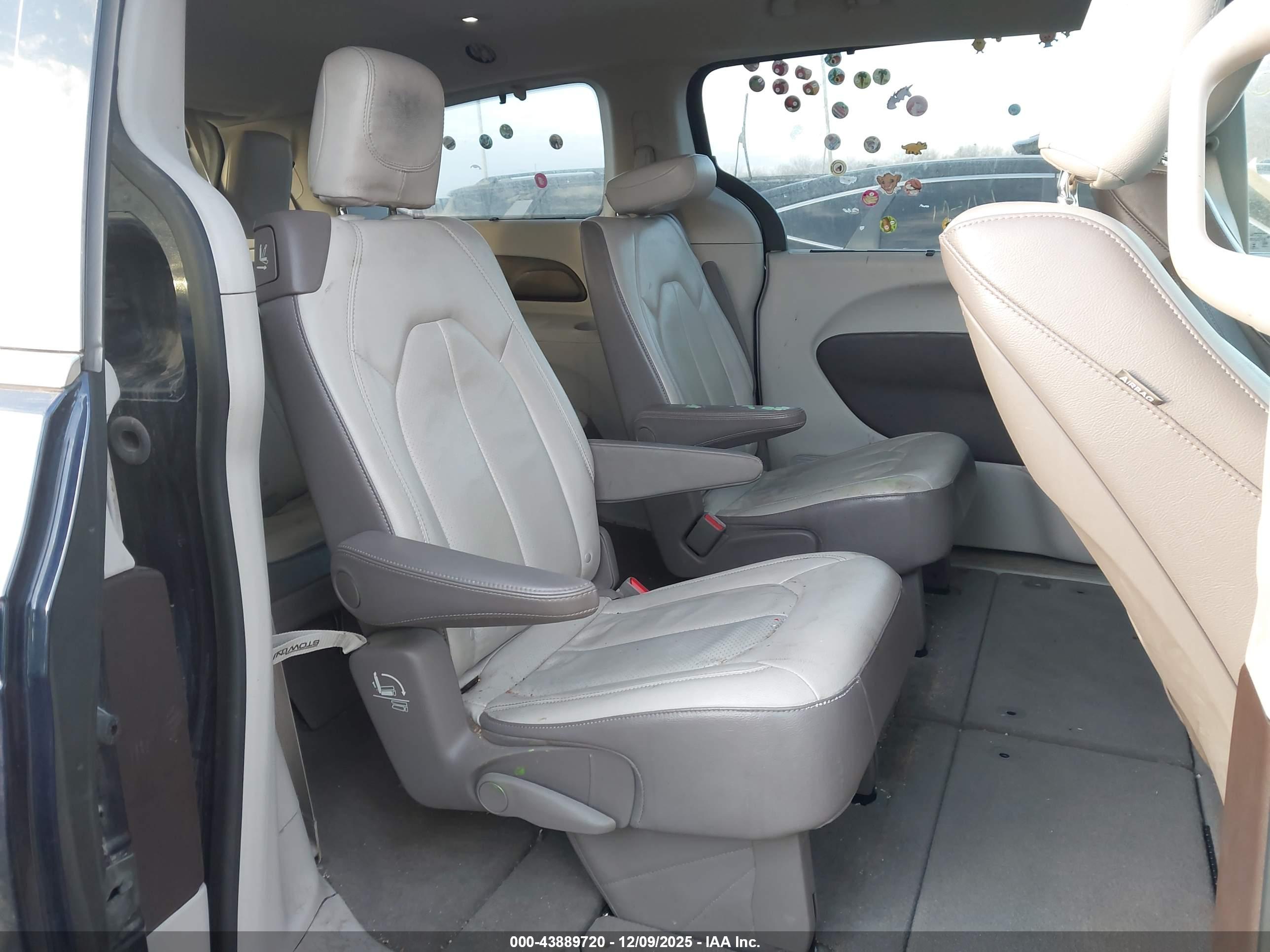 CHRYSLER PACIFICA image 8