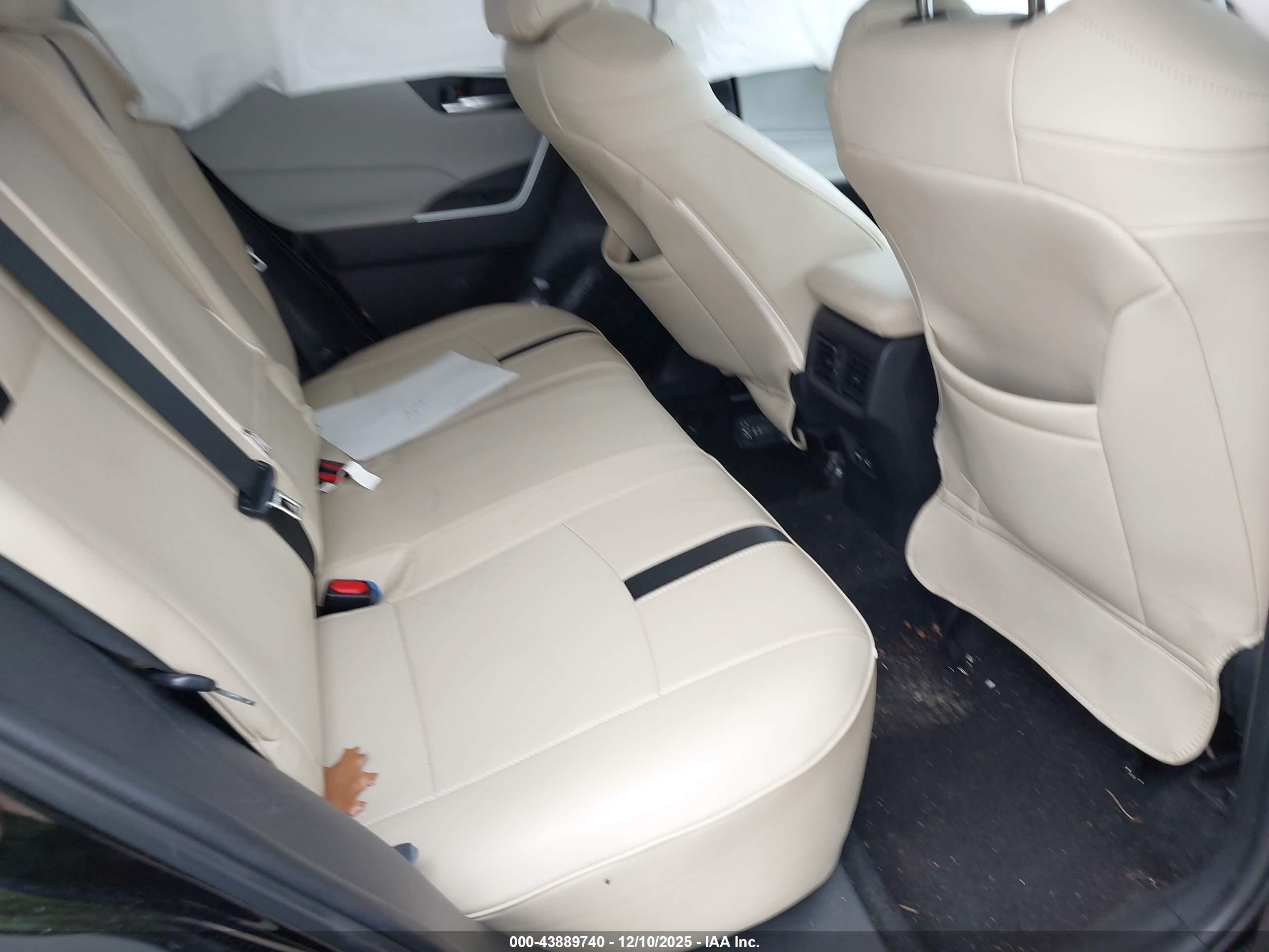 TOYOTA RAV4 image 8
