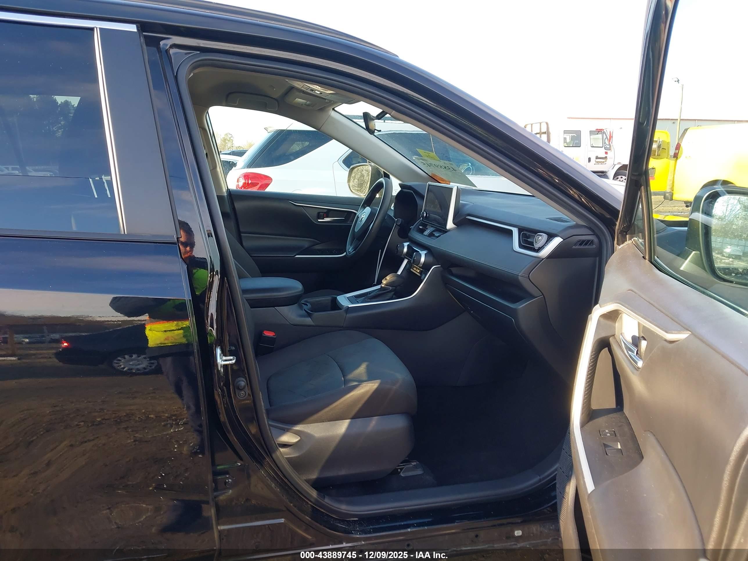 TOYOTA RAV4 image 5