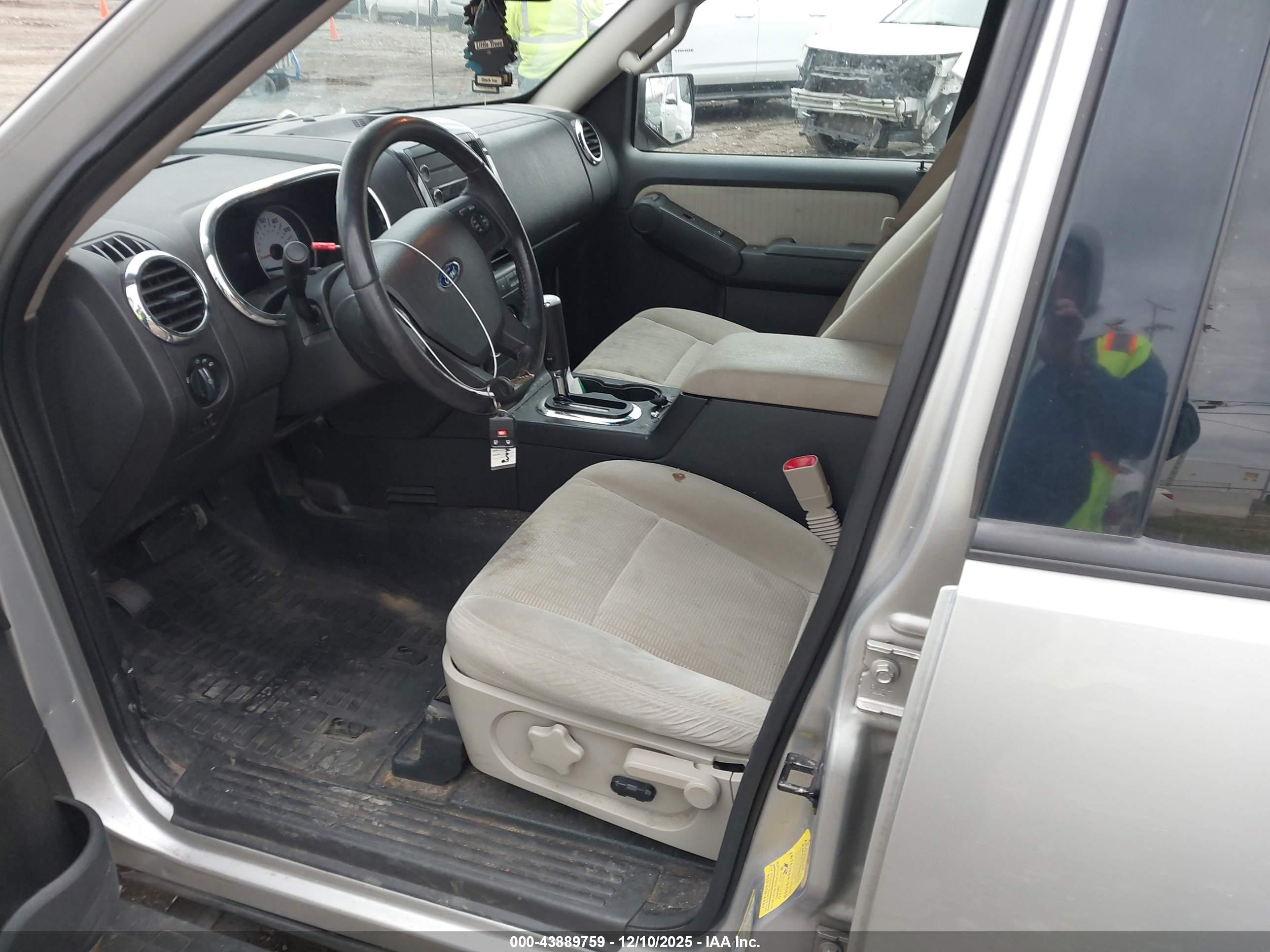 FORD EXPLORER image 5