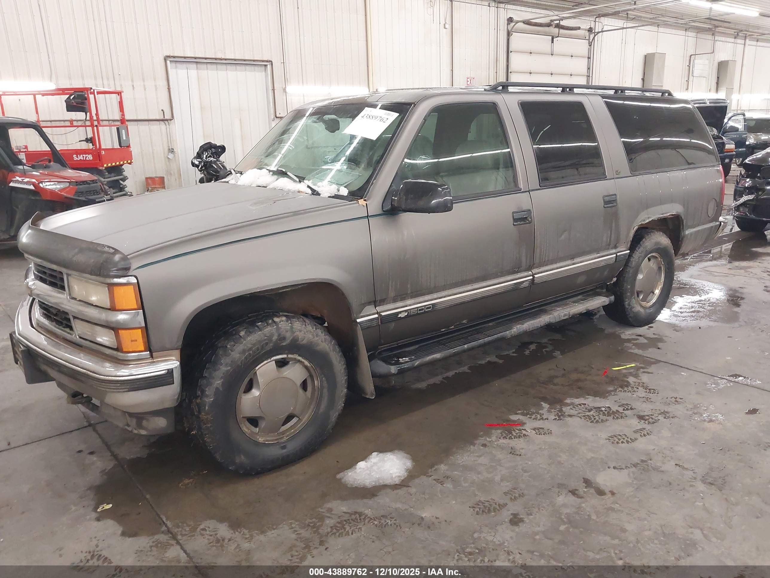 CHEVROLET SUBURBAN image 2