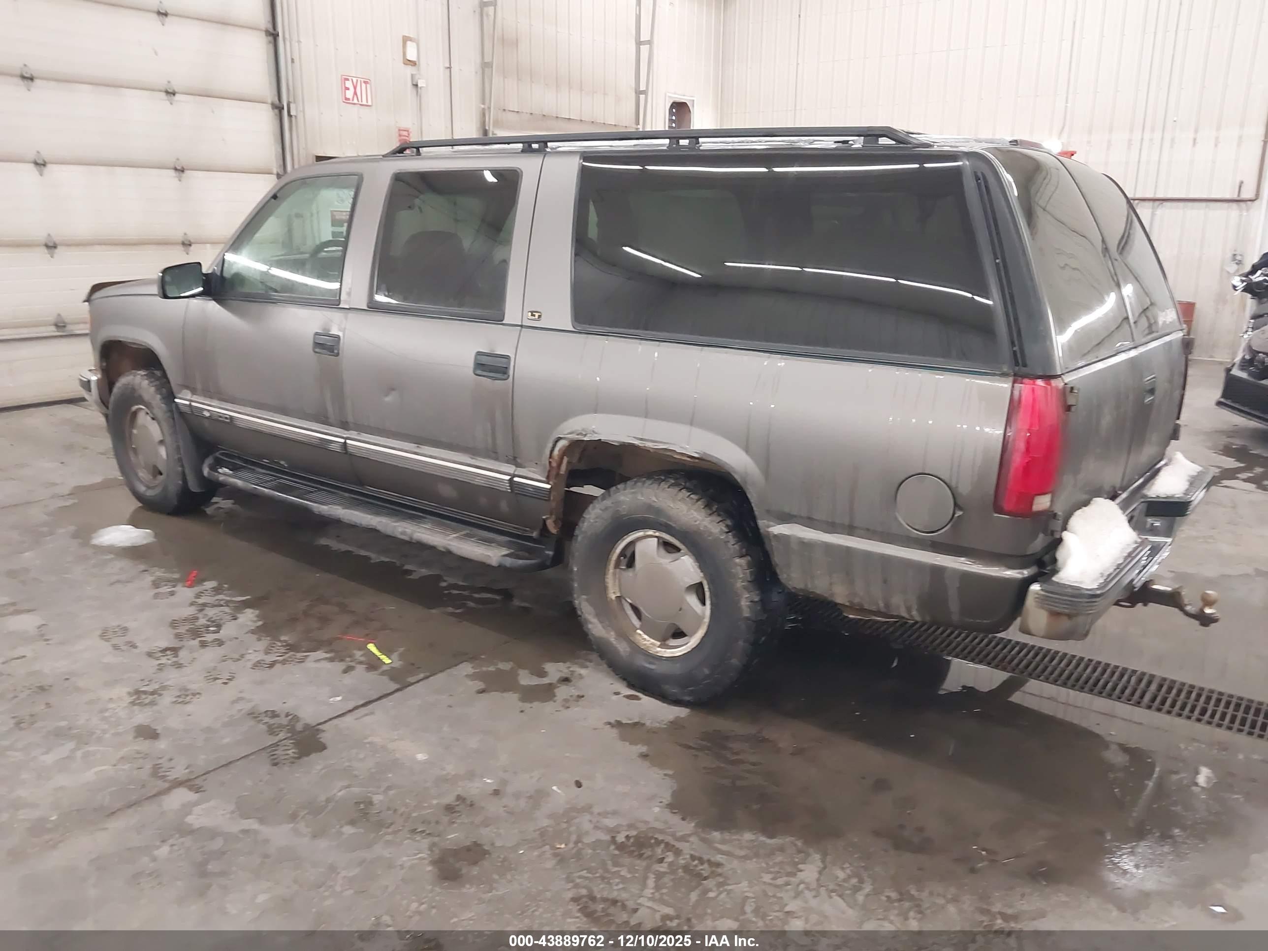 CHEVROLET SUBURBAN image 3