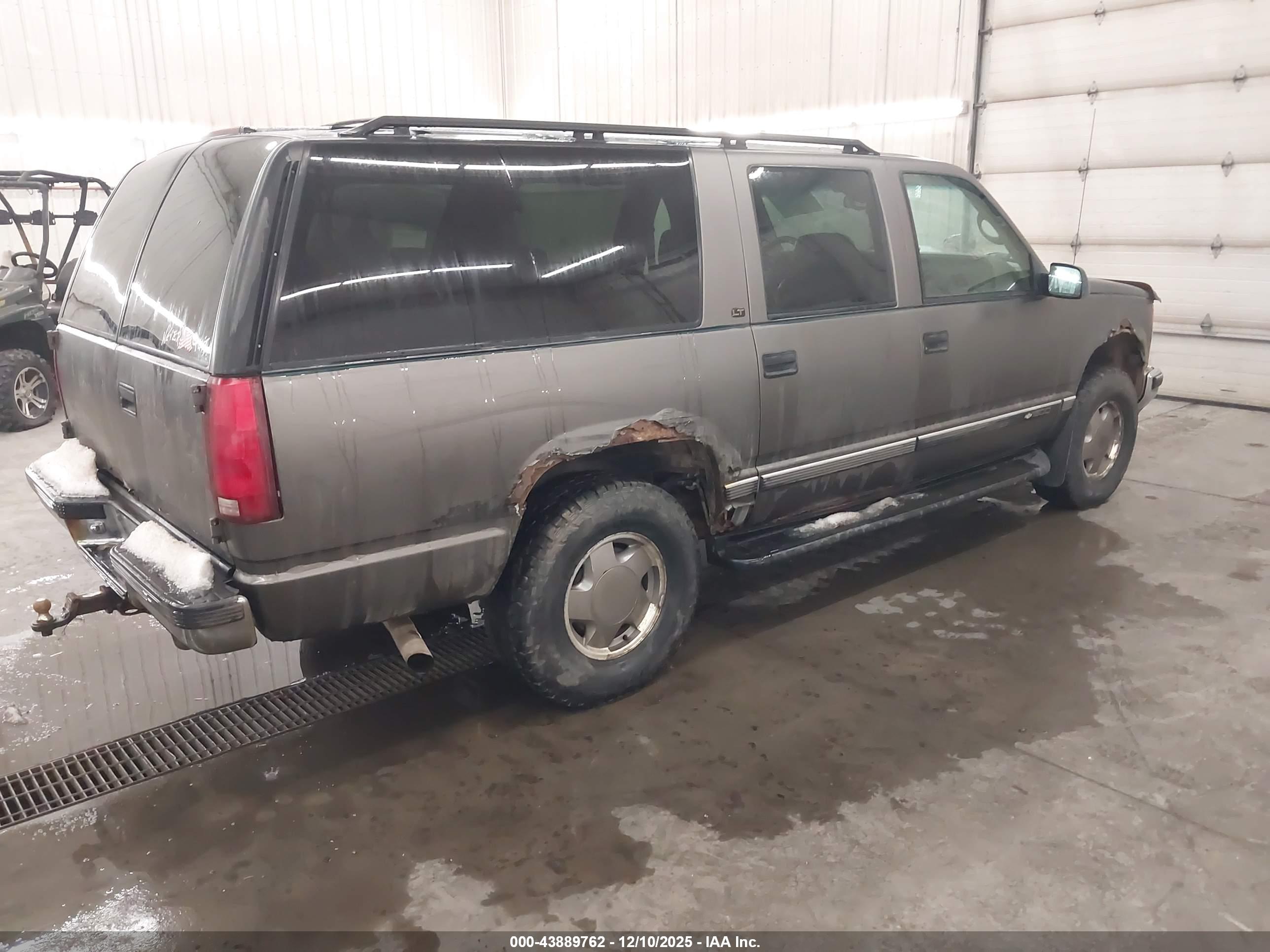 CHEVROLET SUBURBAN image 4