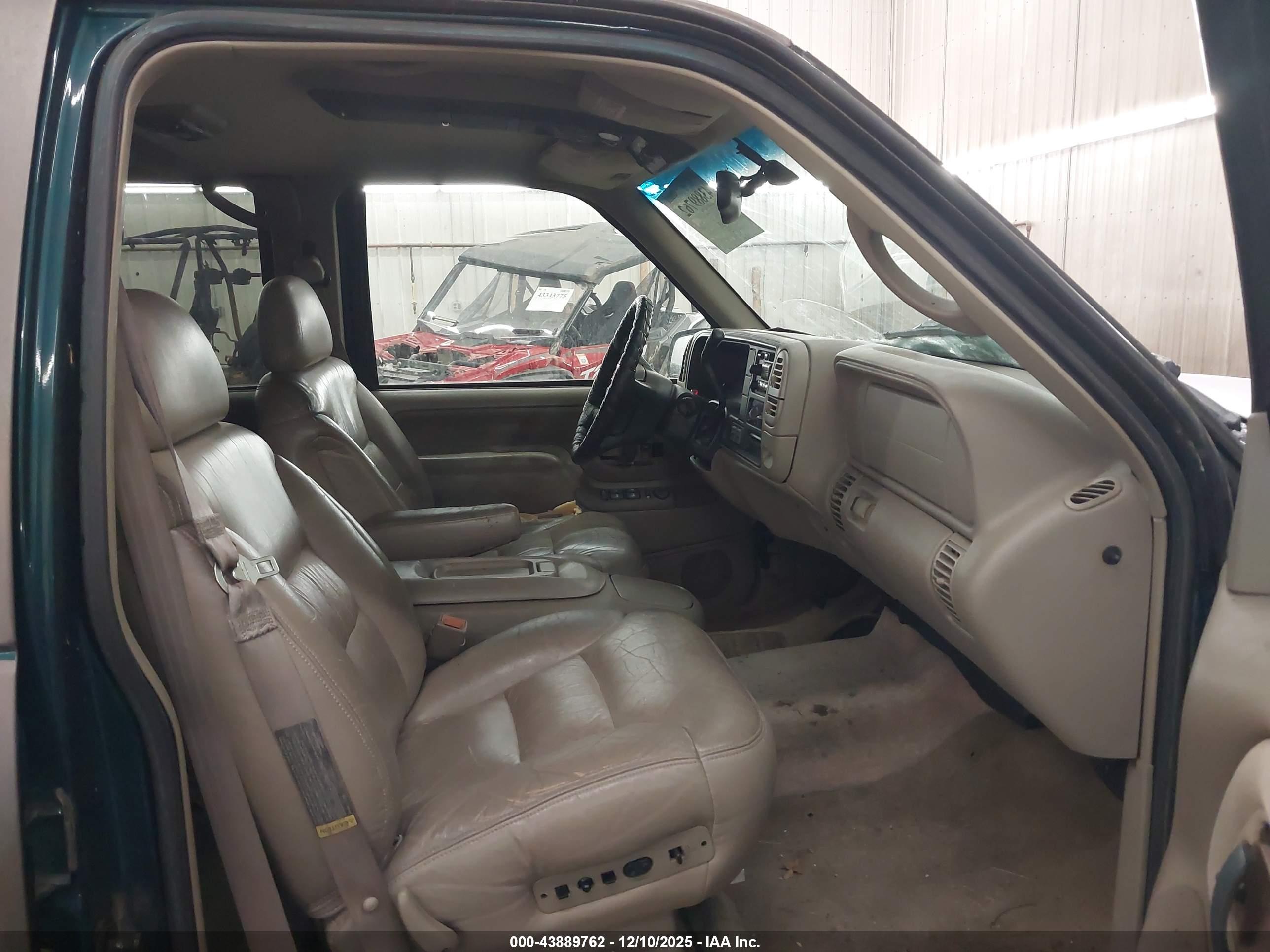 CHEVROLET SUBURBAN image 5