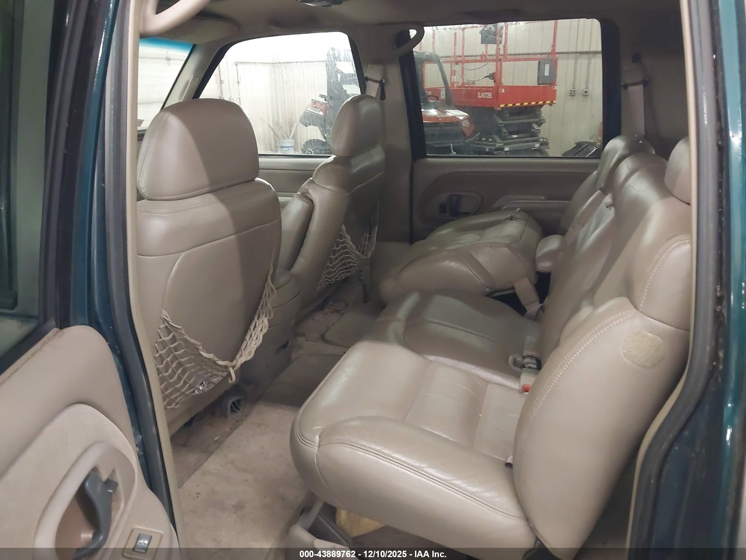 CHEVROLET SUBURBAN image 8