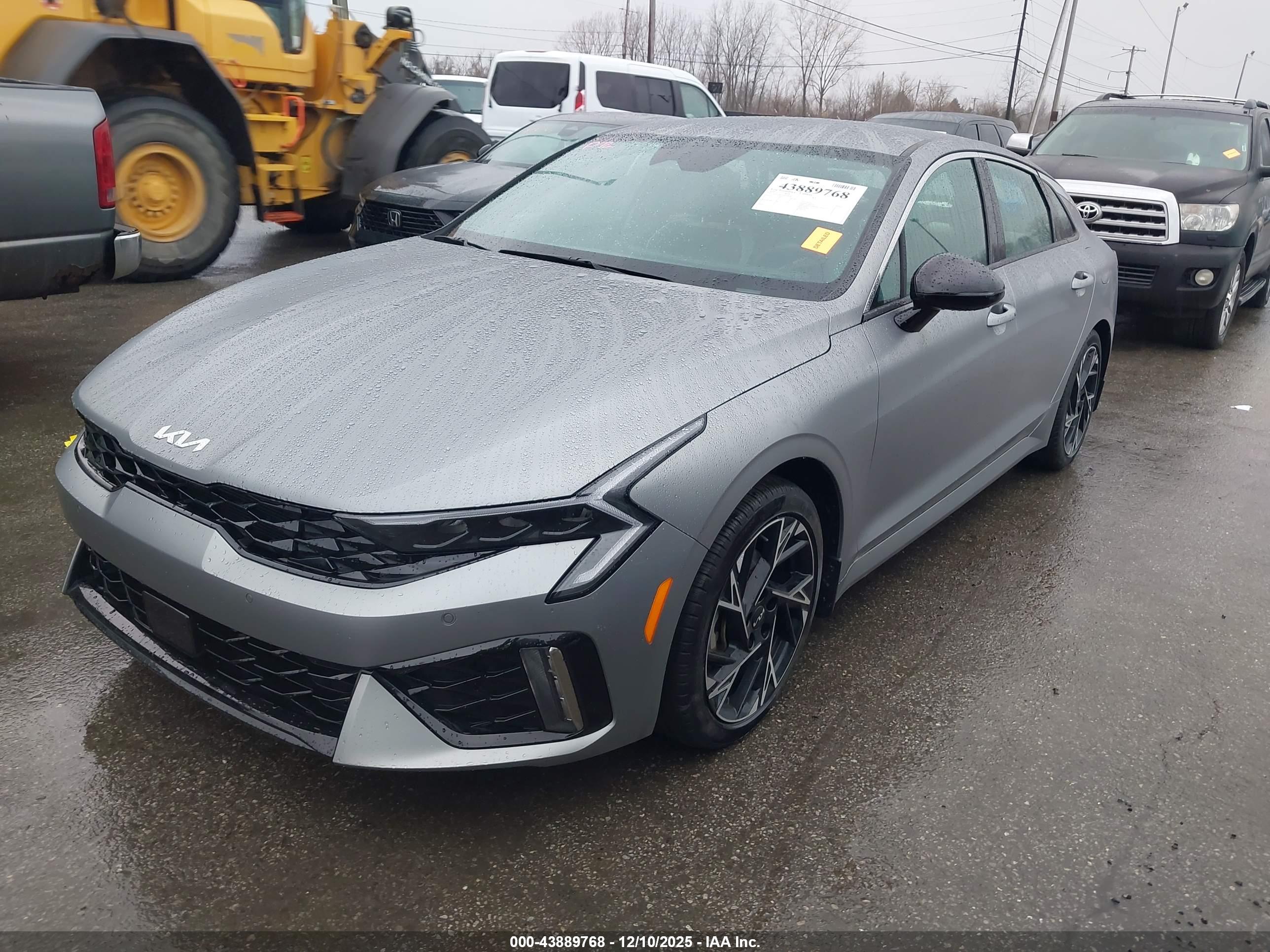 KIA K5 image 2