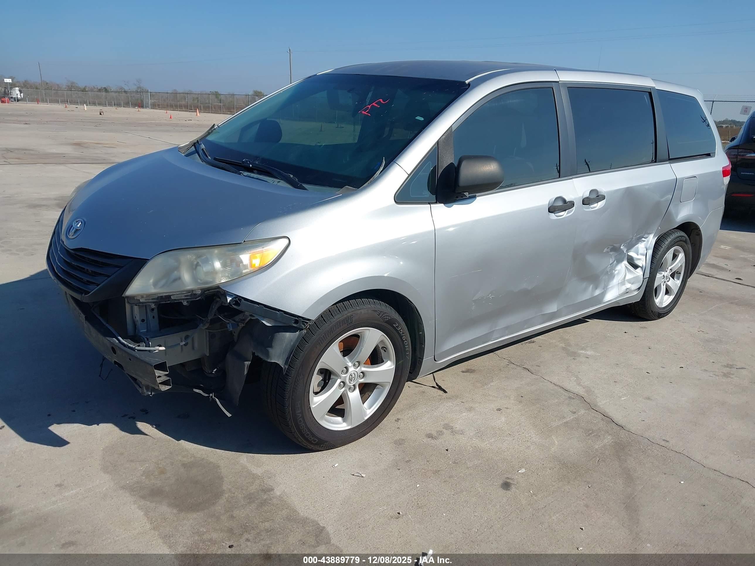 TOYOTA SIENNA image 2