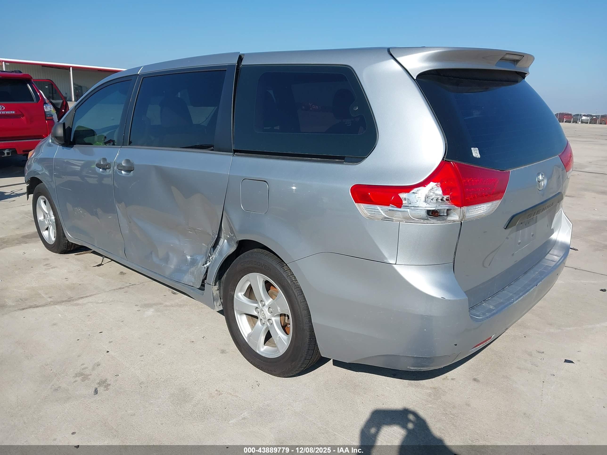 TOYOTA SIENNA image 3