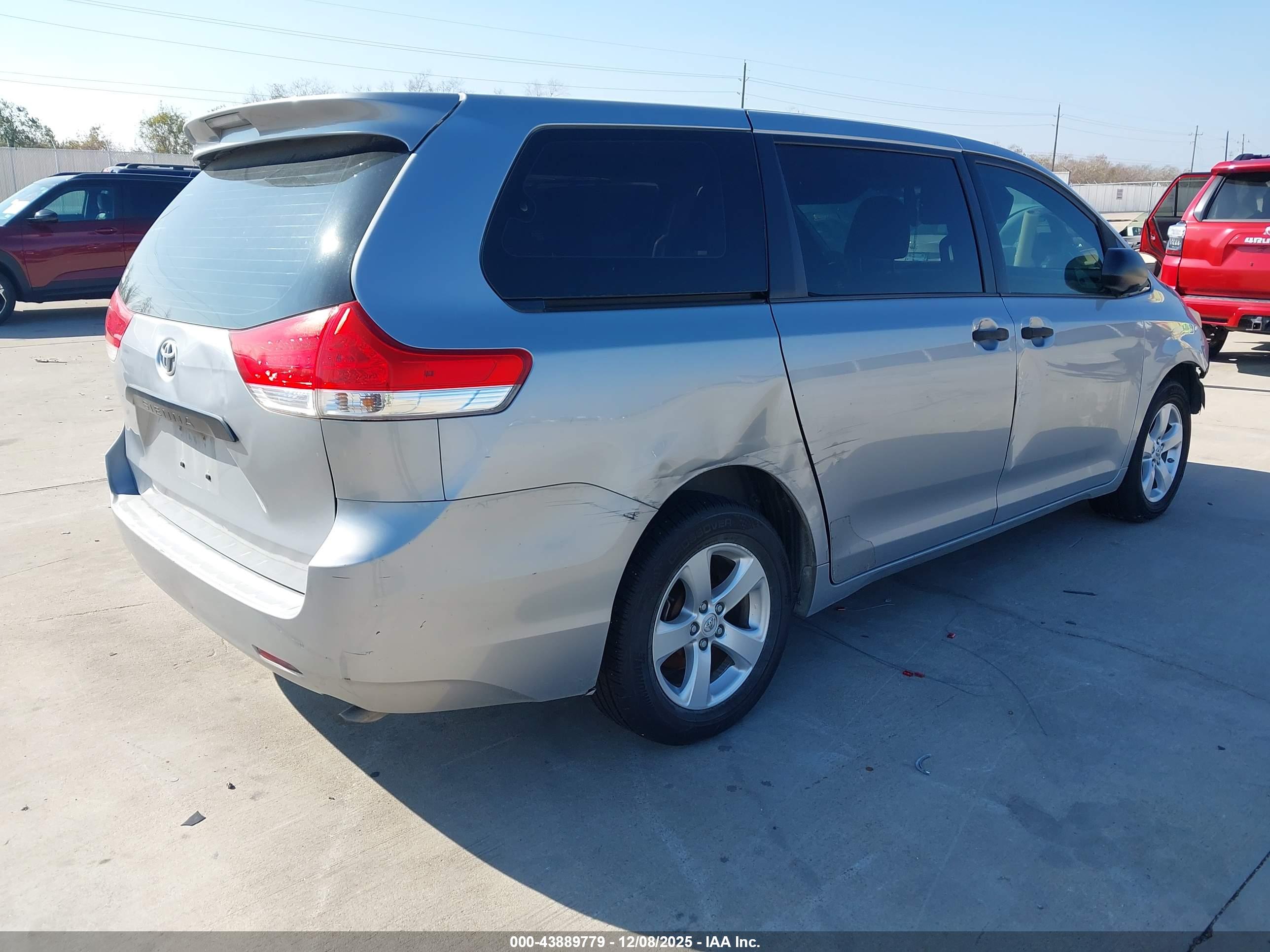 TOYOTA SIENNA image 4