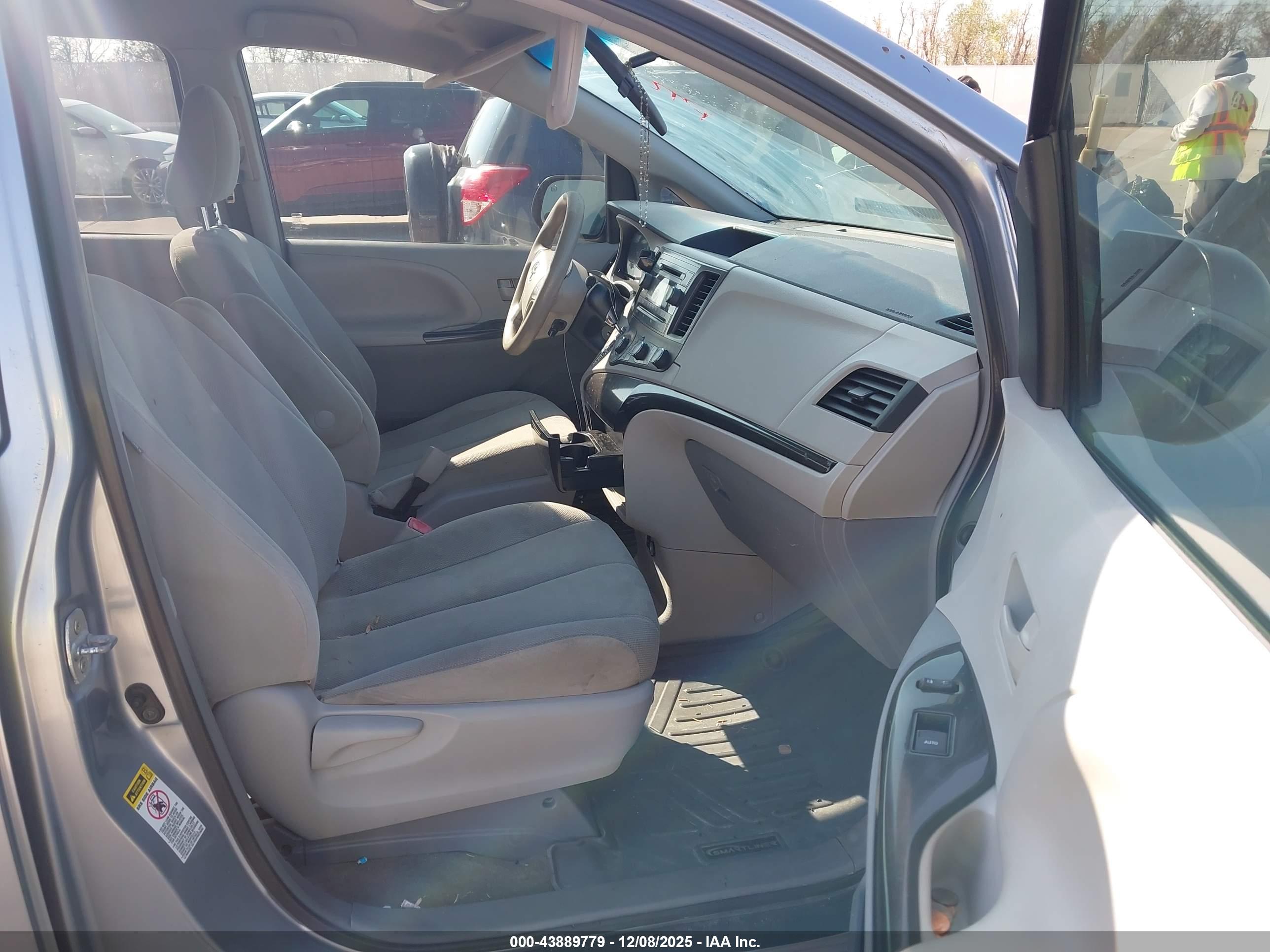 TOYOTA SIENNA image 5