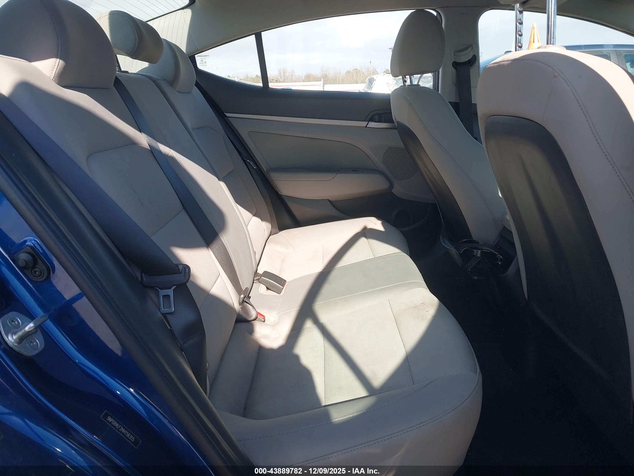 HYUNDAI ELANTRA image 8