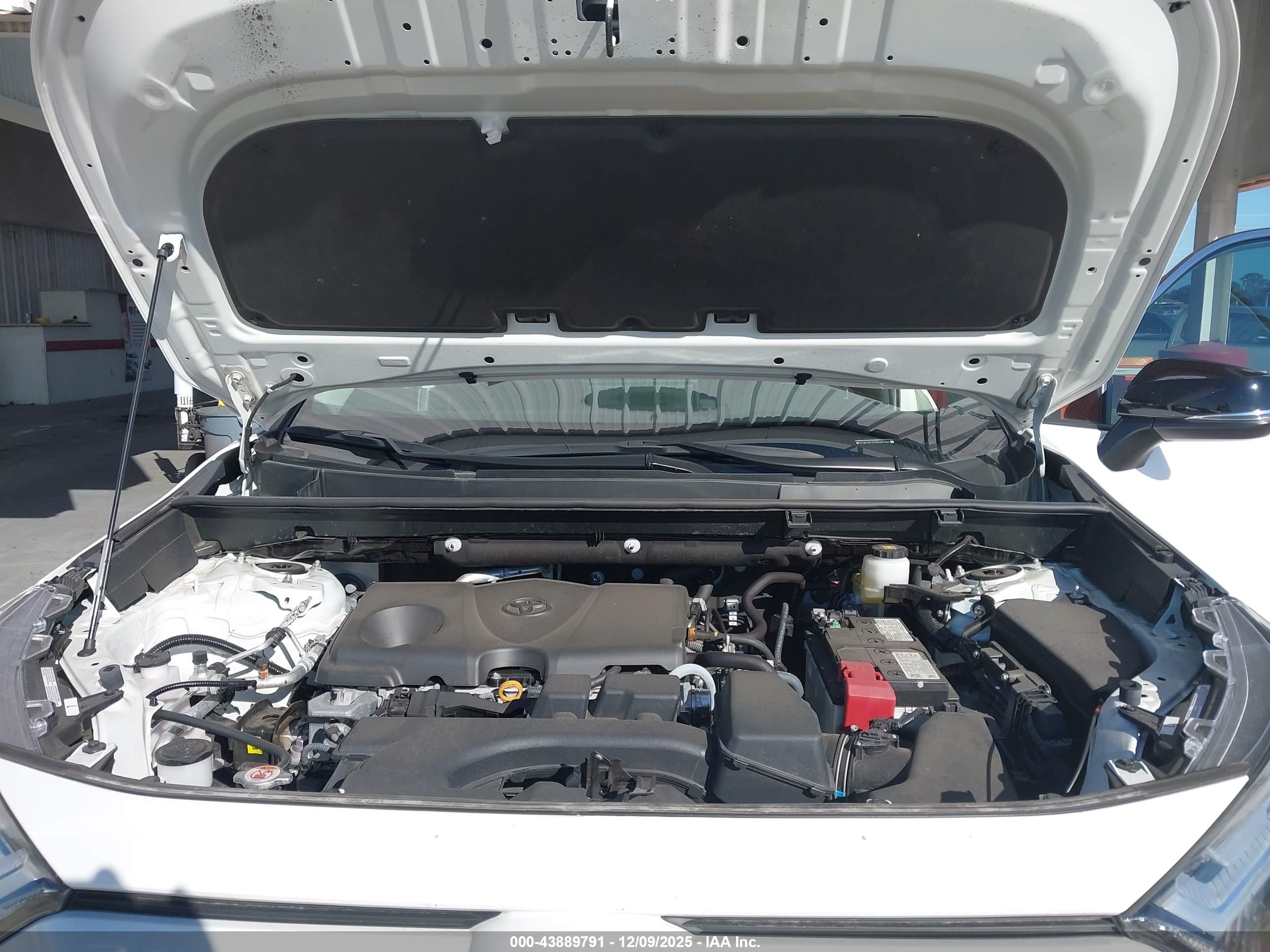 TOYOTA RAV4 image 10