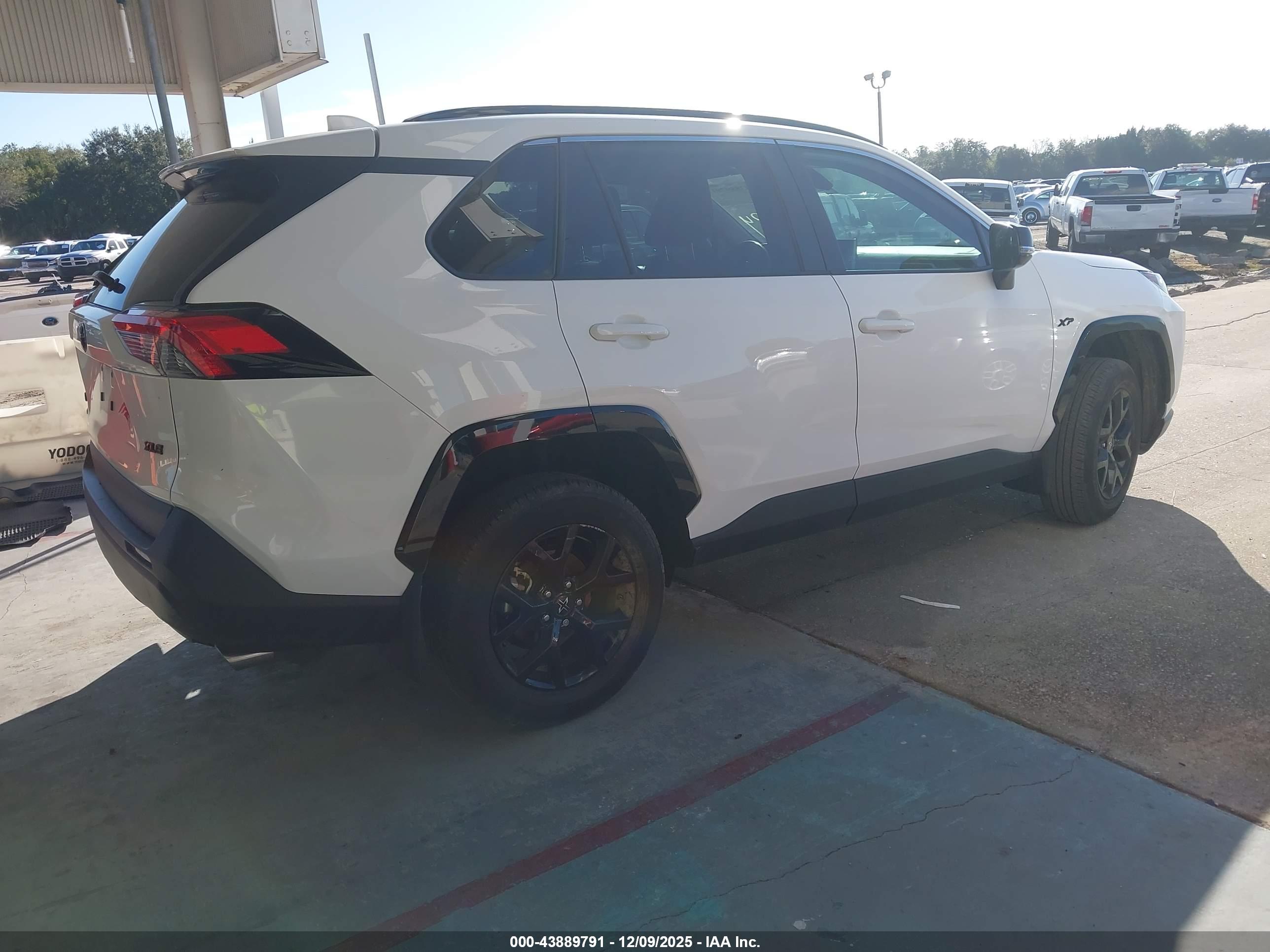 TOYOTA RAV4 image 4