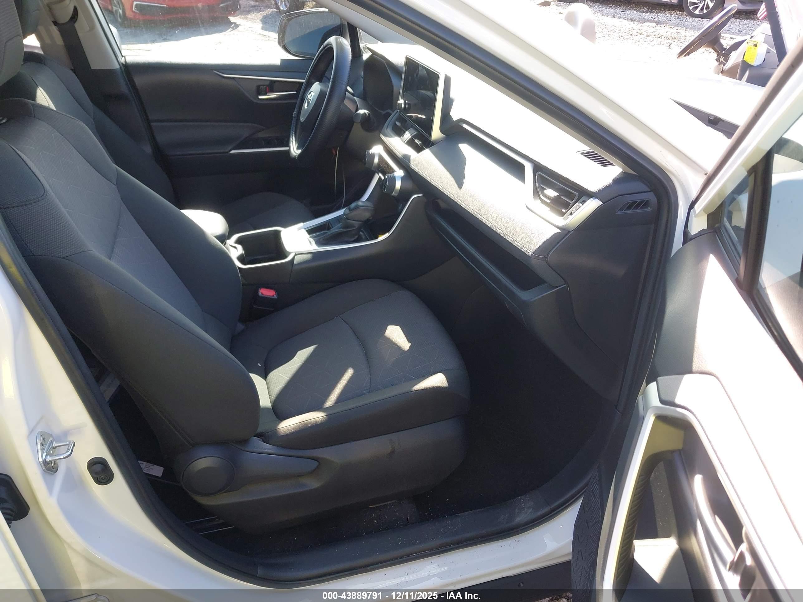 TOYOTA RAV4 image 5
