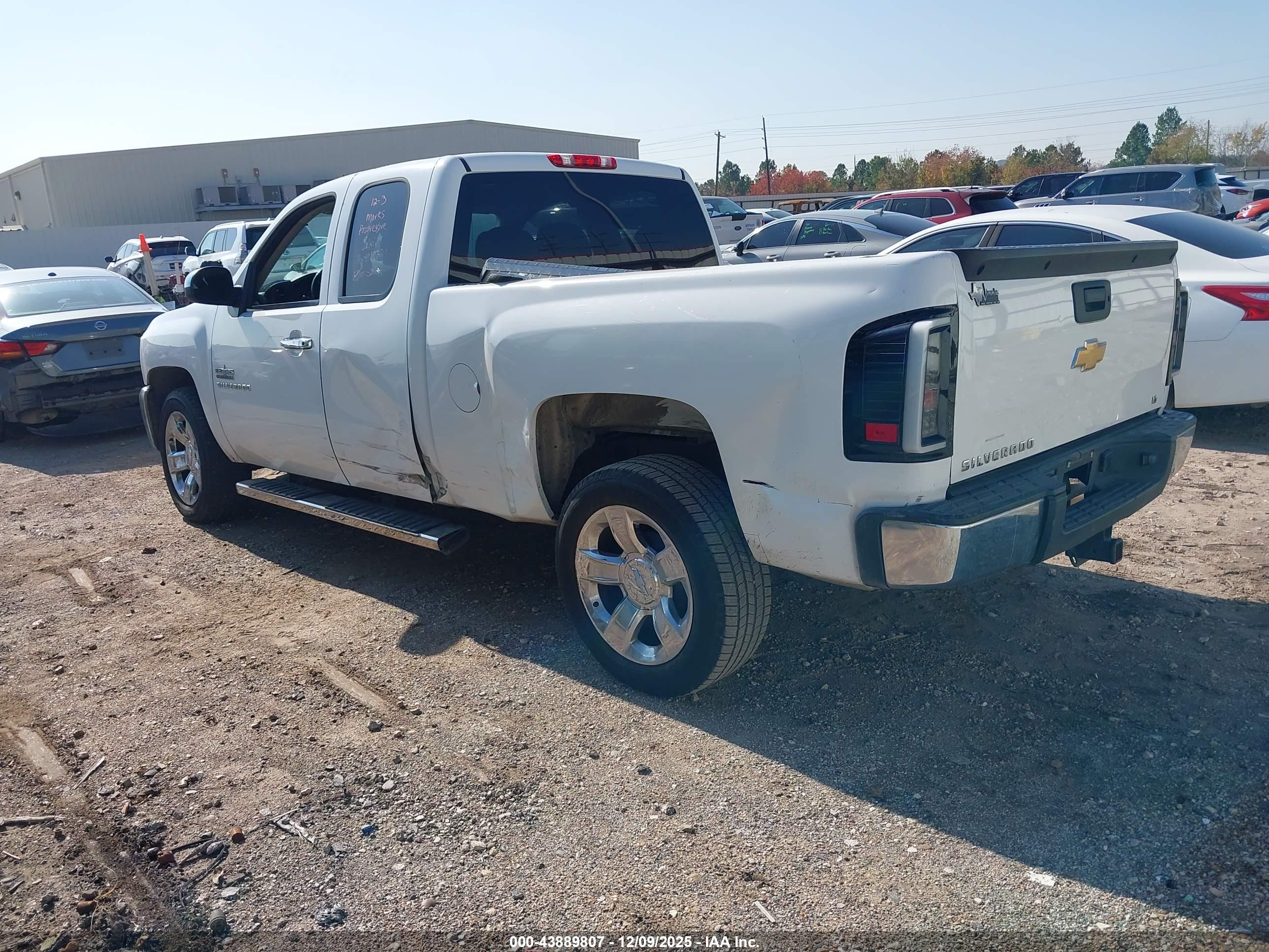 CHEVROLET SILVERADO image 3