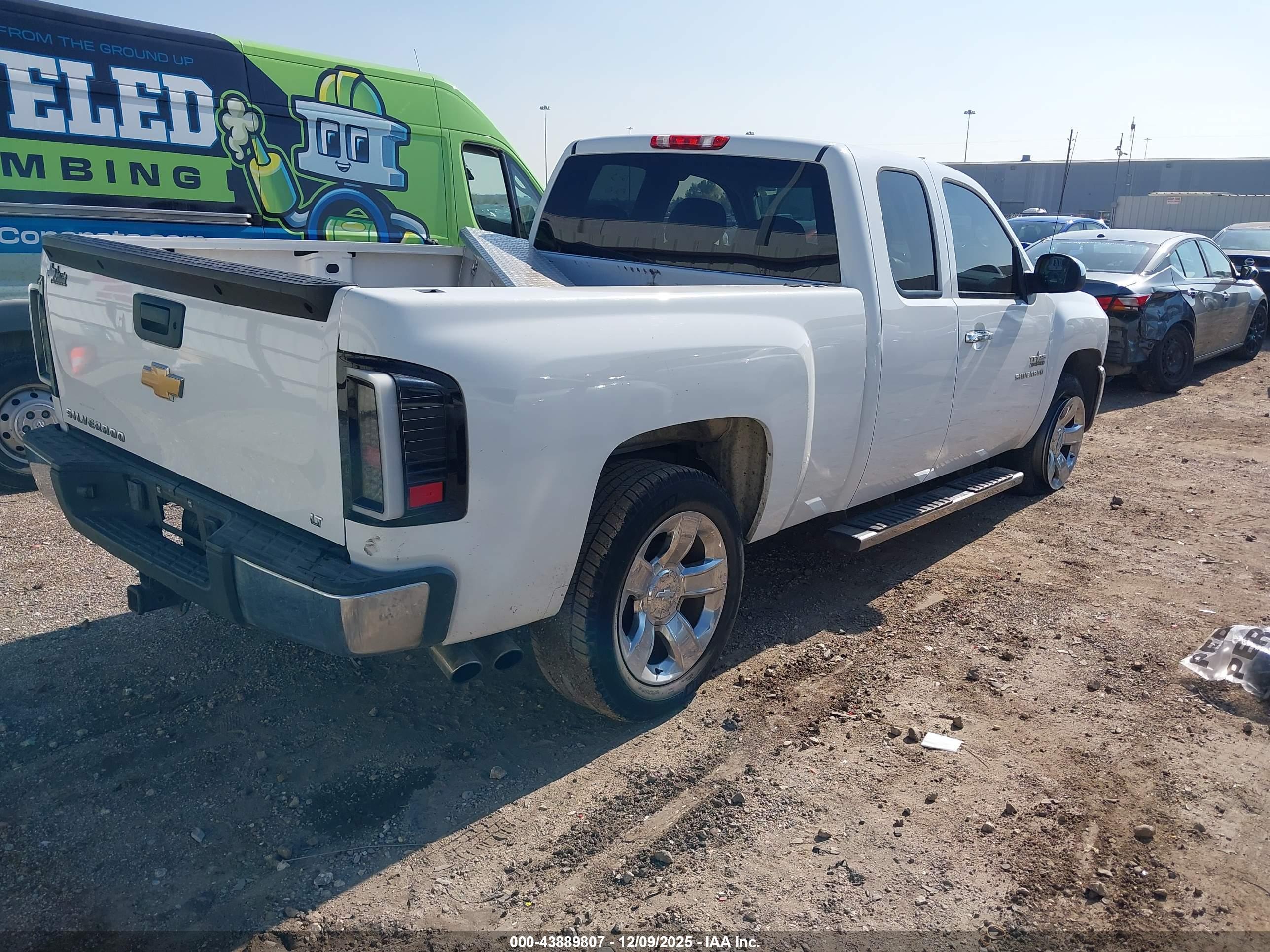 CHEVROLET SILVERADO image 4