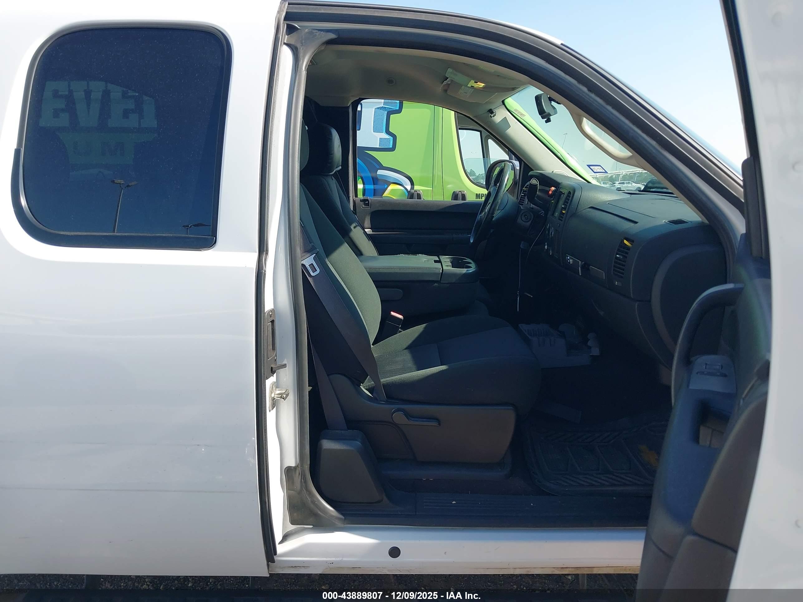 CHEVROLET SILVERADO image 5