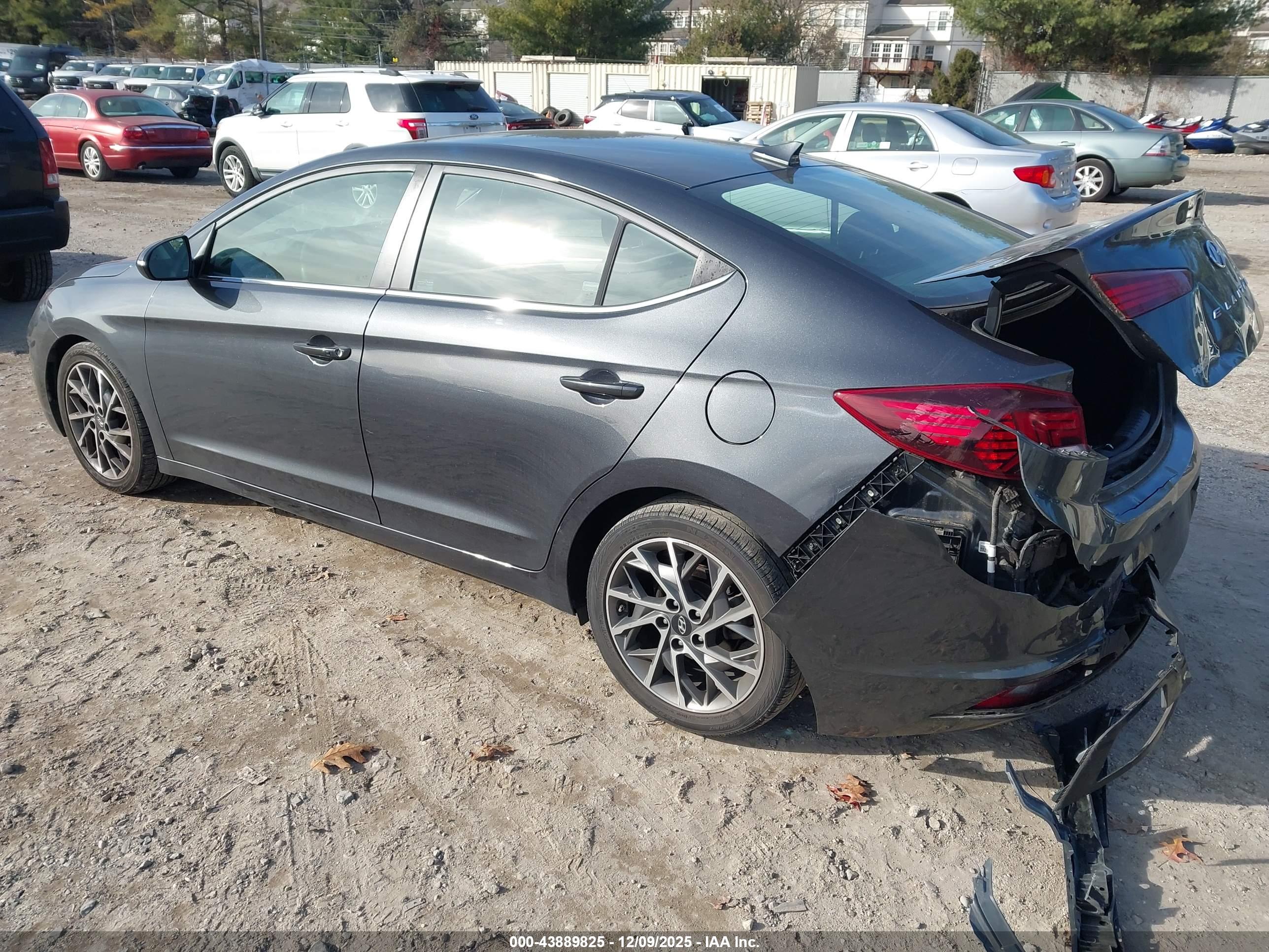HYUNDAI ELANTRA image 3