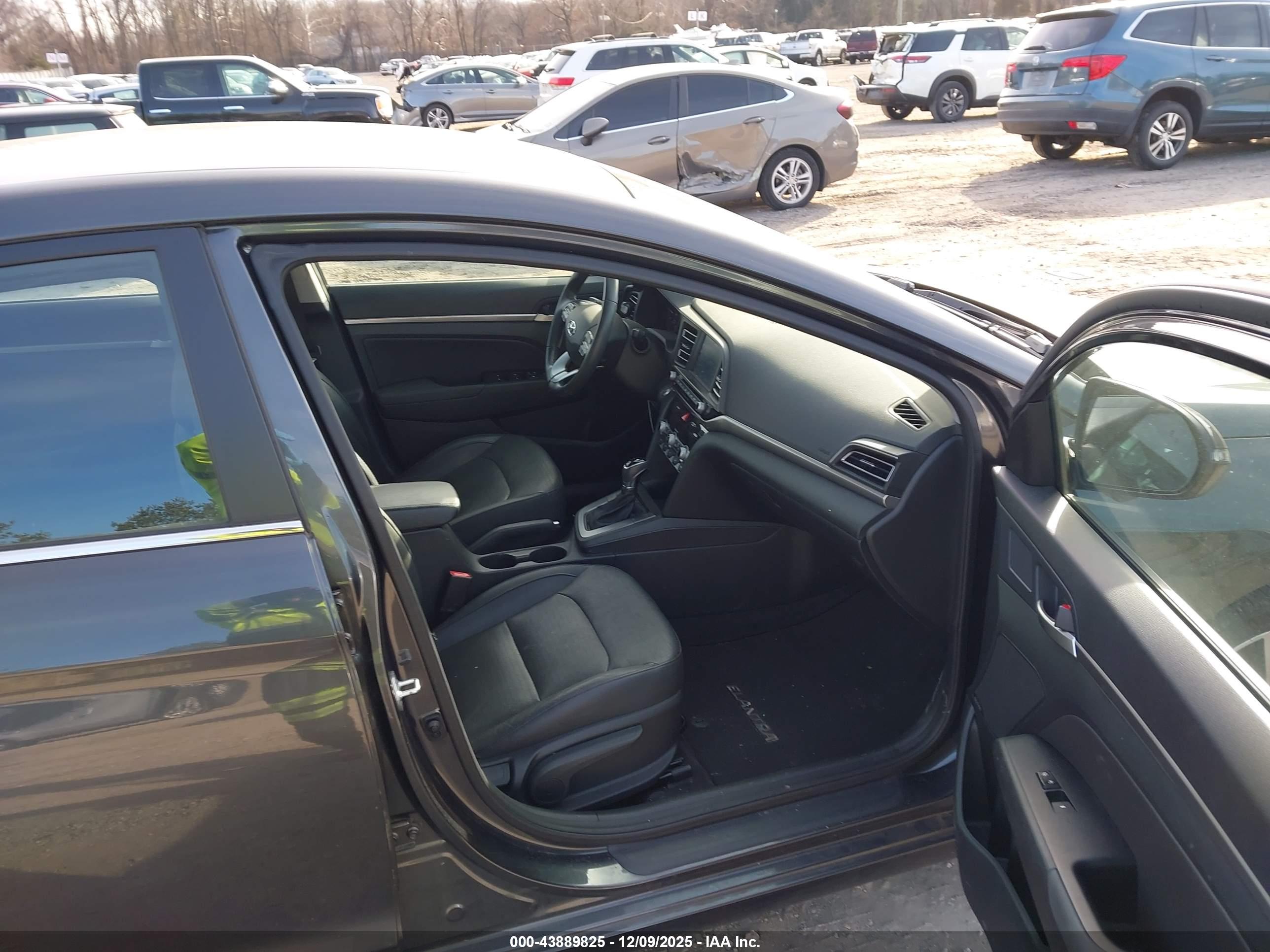 HYUNDAI ELANTRA image 5