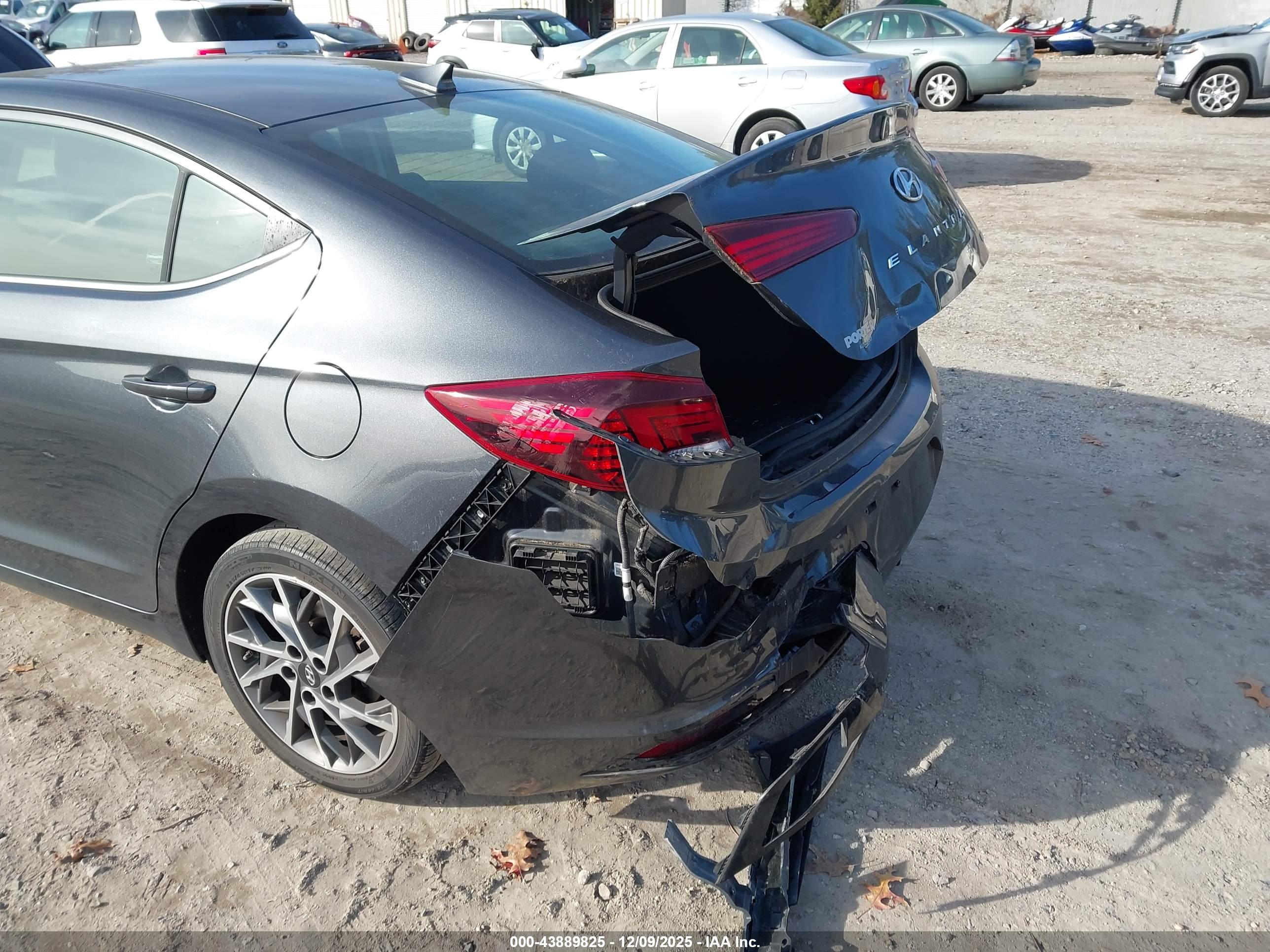 HYUNDAI ELANTRA image 6
