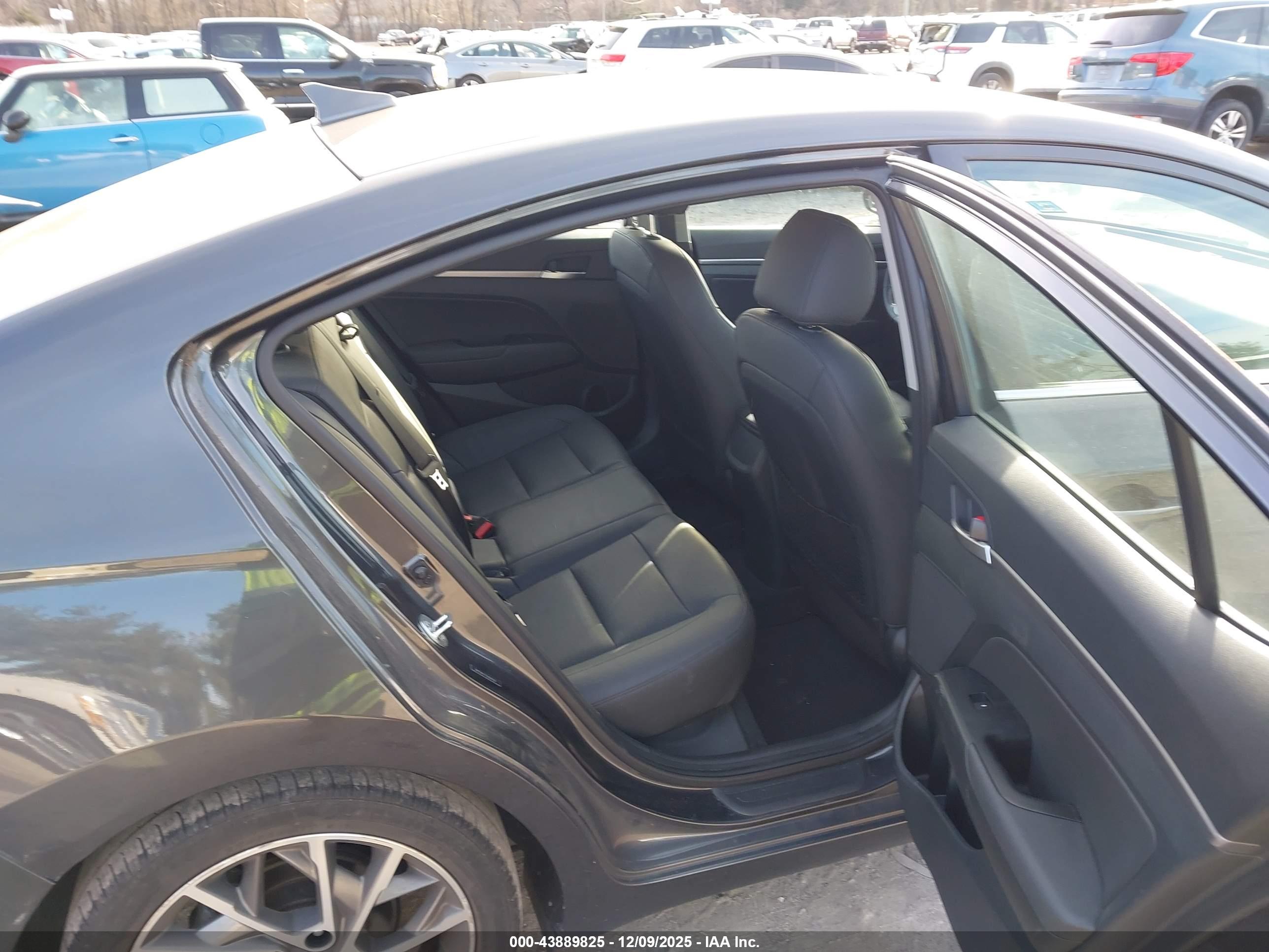 HYUNDAI ELANTRA image 8