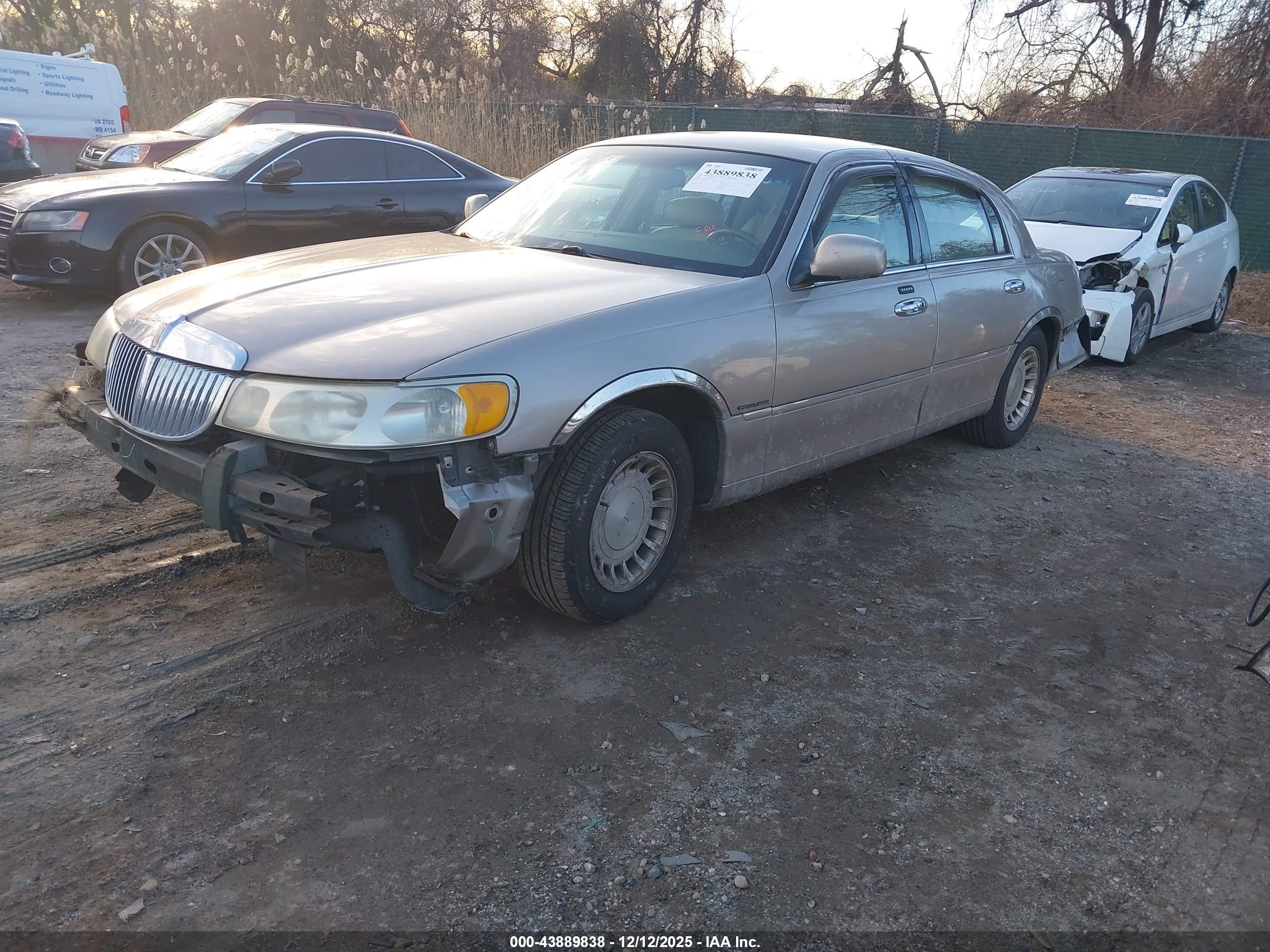 LINCOLN TOWN image 2