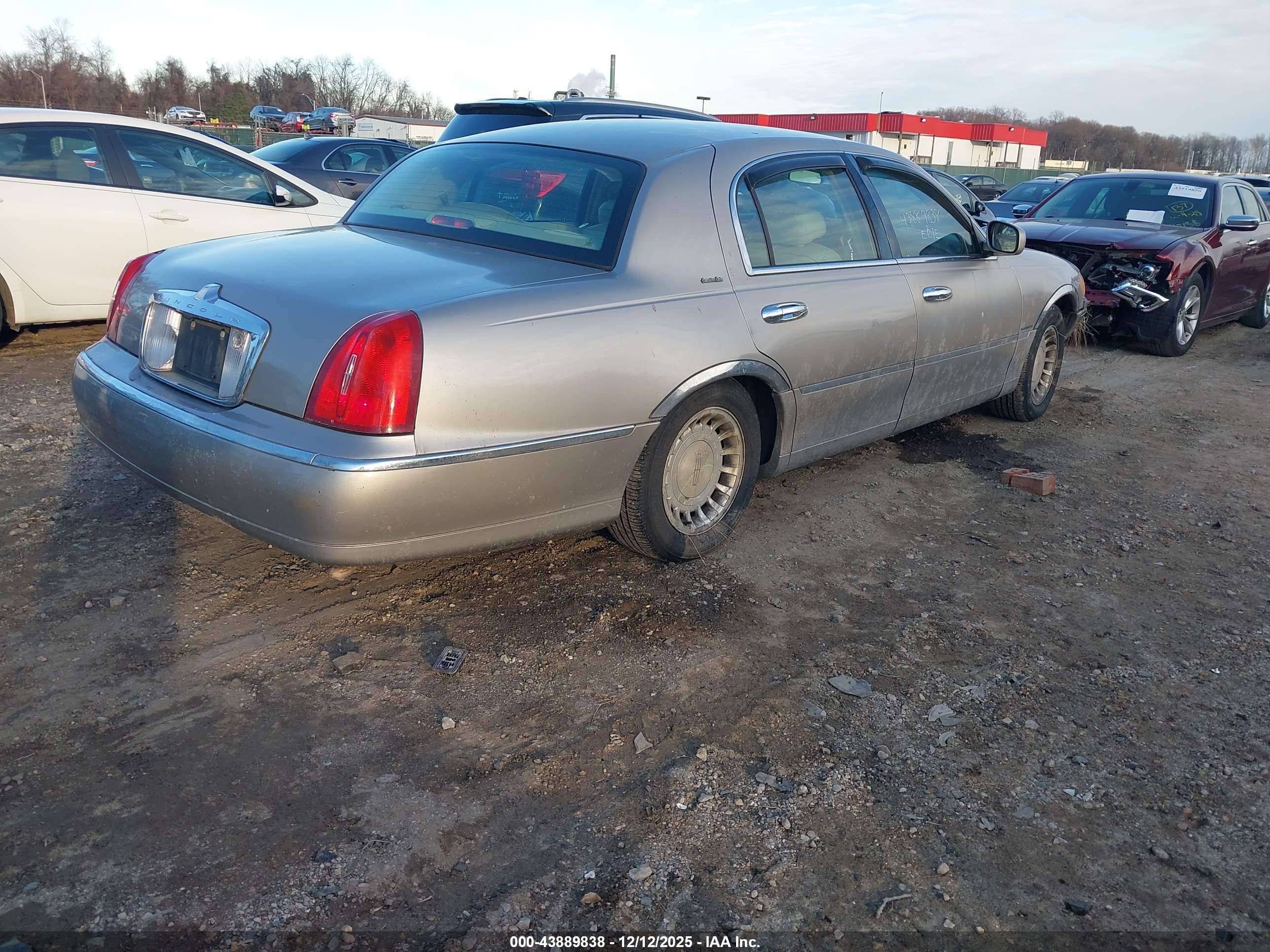 LINCOLN TOWN image 4