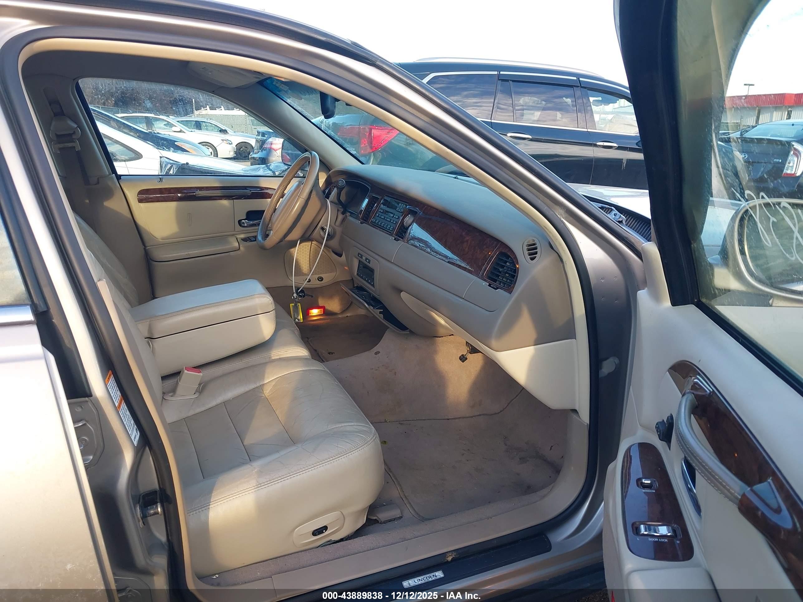 LINCOLN TOWN image 5