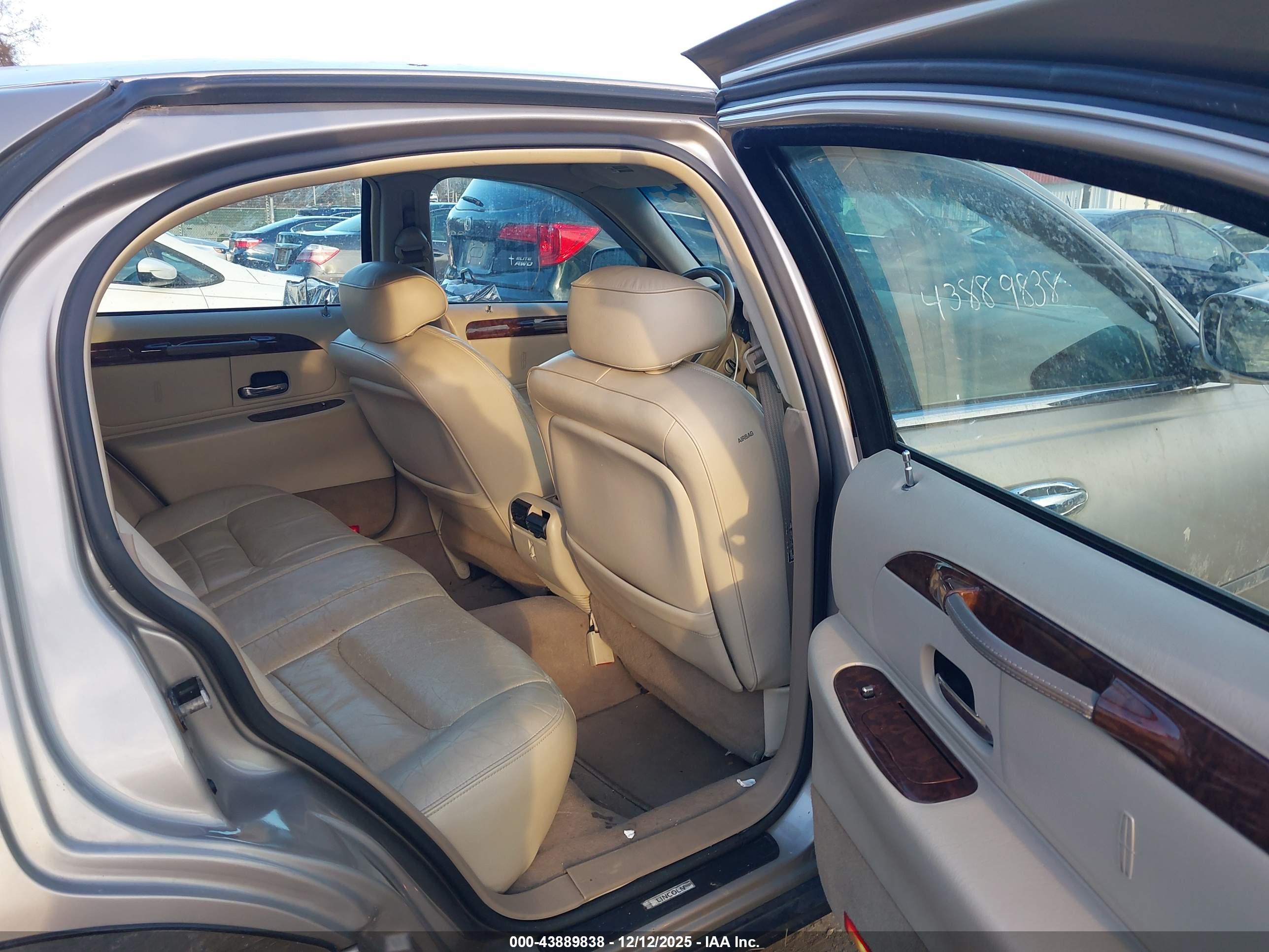 LINCOLN TOWN image 8