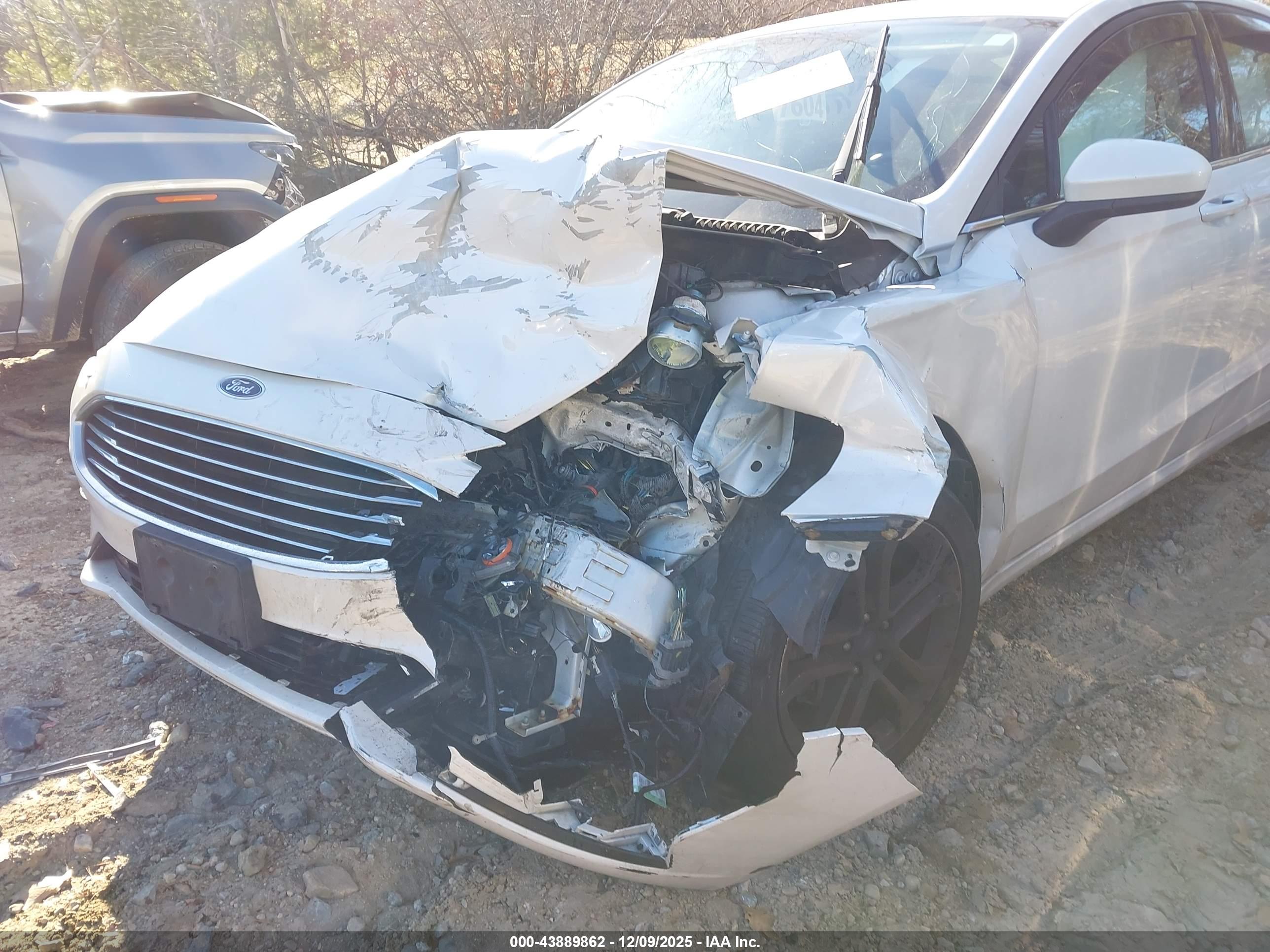 FORD FUSION image 6