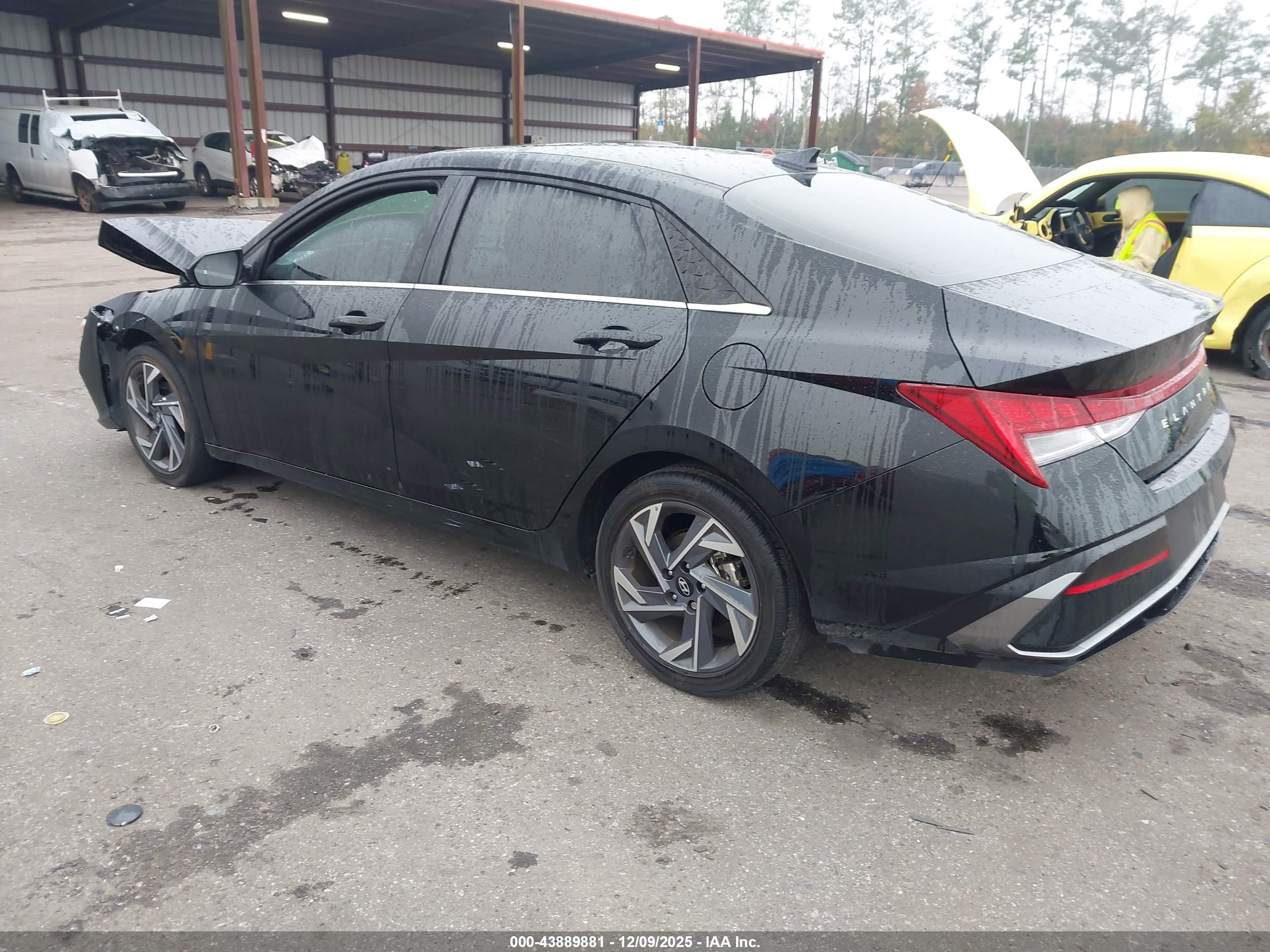 HYUNDAI ELANTRA image 3