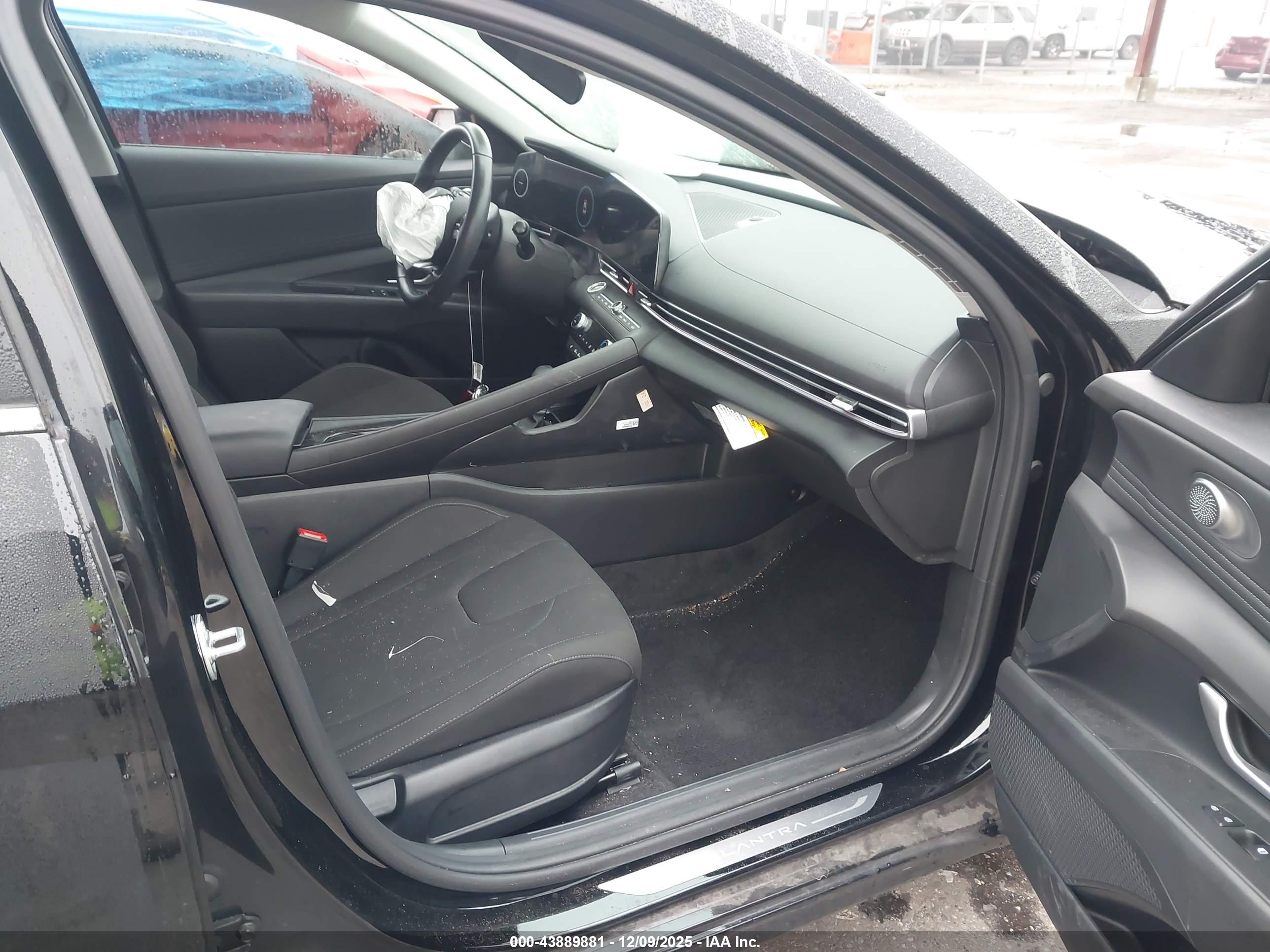 HYUNDAI ELANTRA image 5