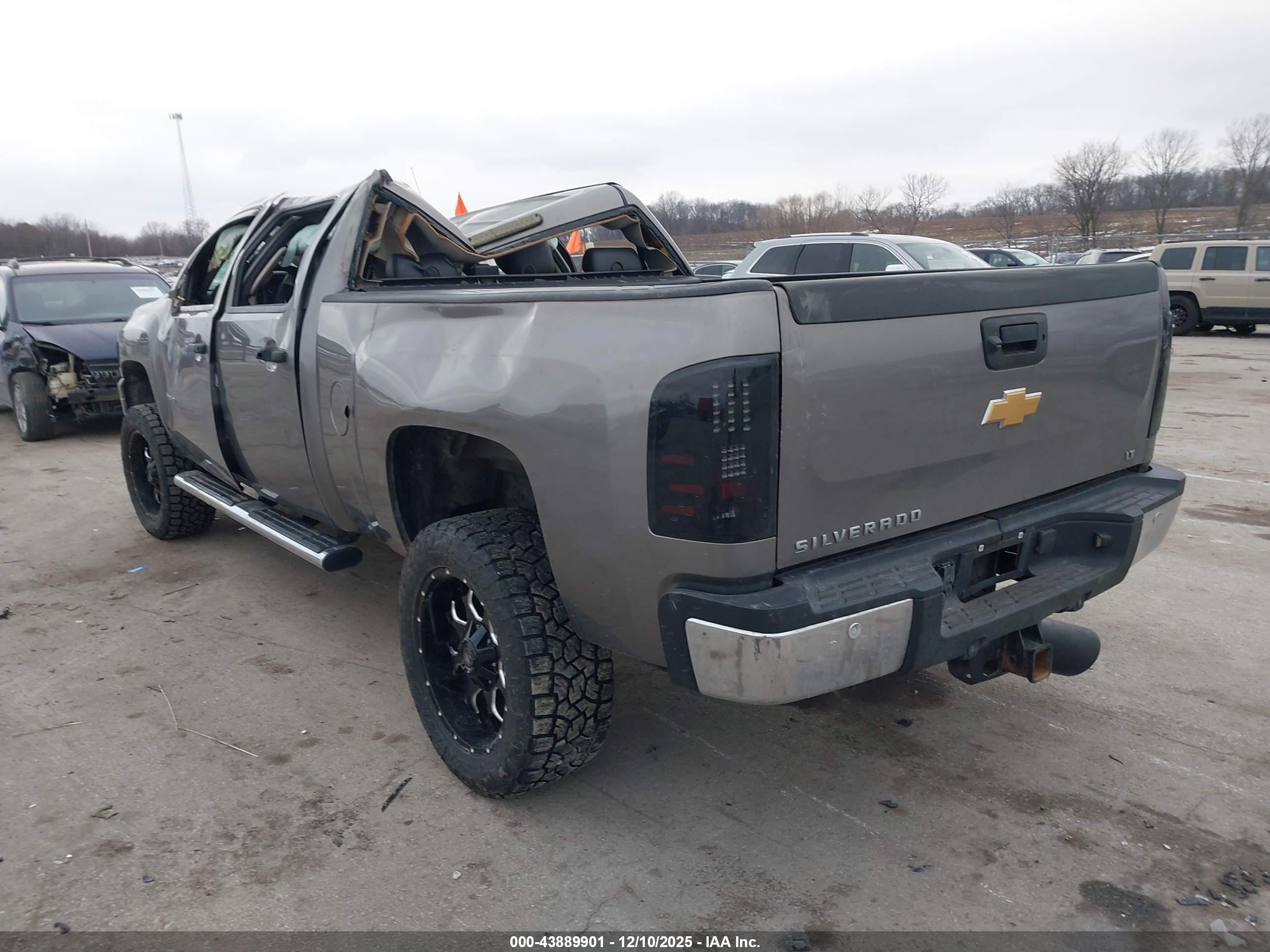 CHEVROLET SILVERADO image 3