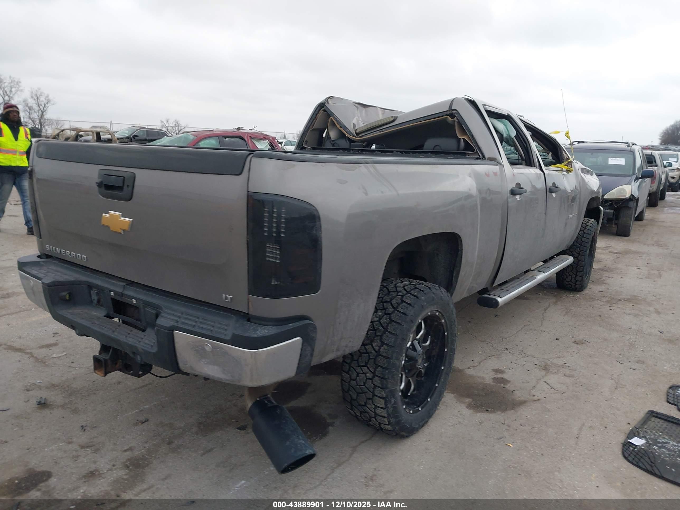 CHEVROLET SILVERADO image 4