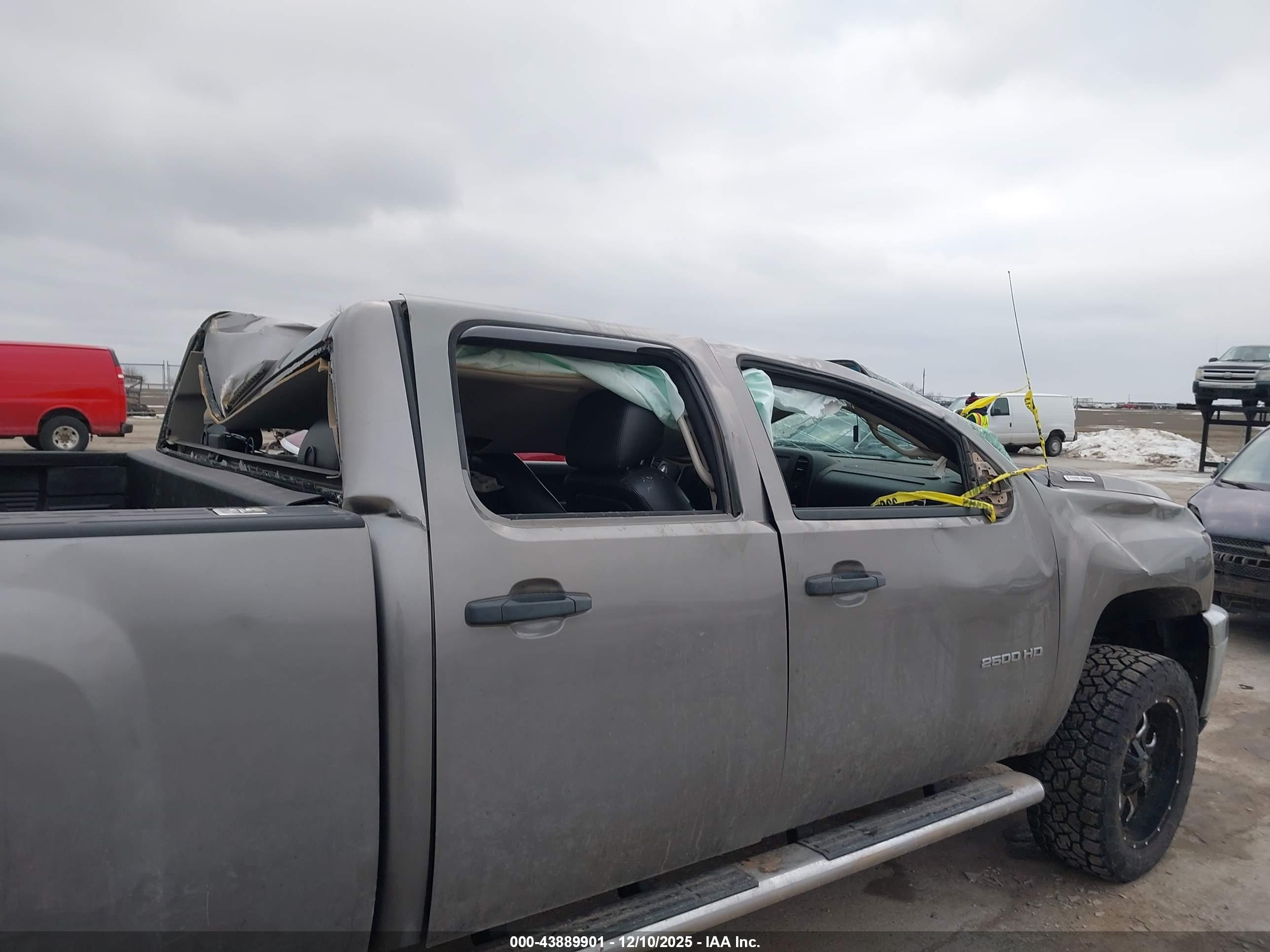 CHEVROLET SILVERADO image 6