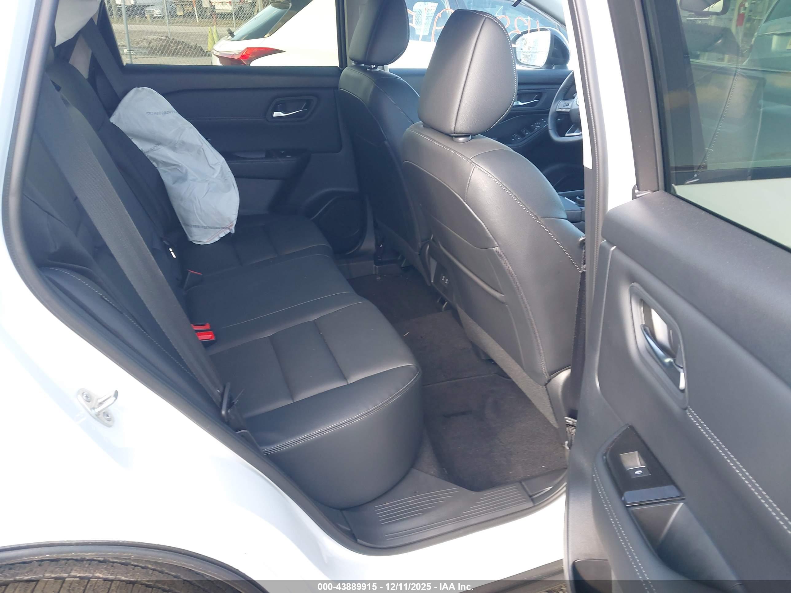 NISSAN ROGUE image 8