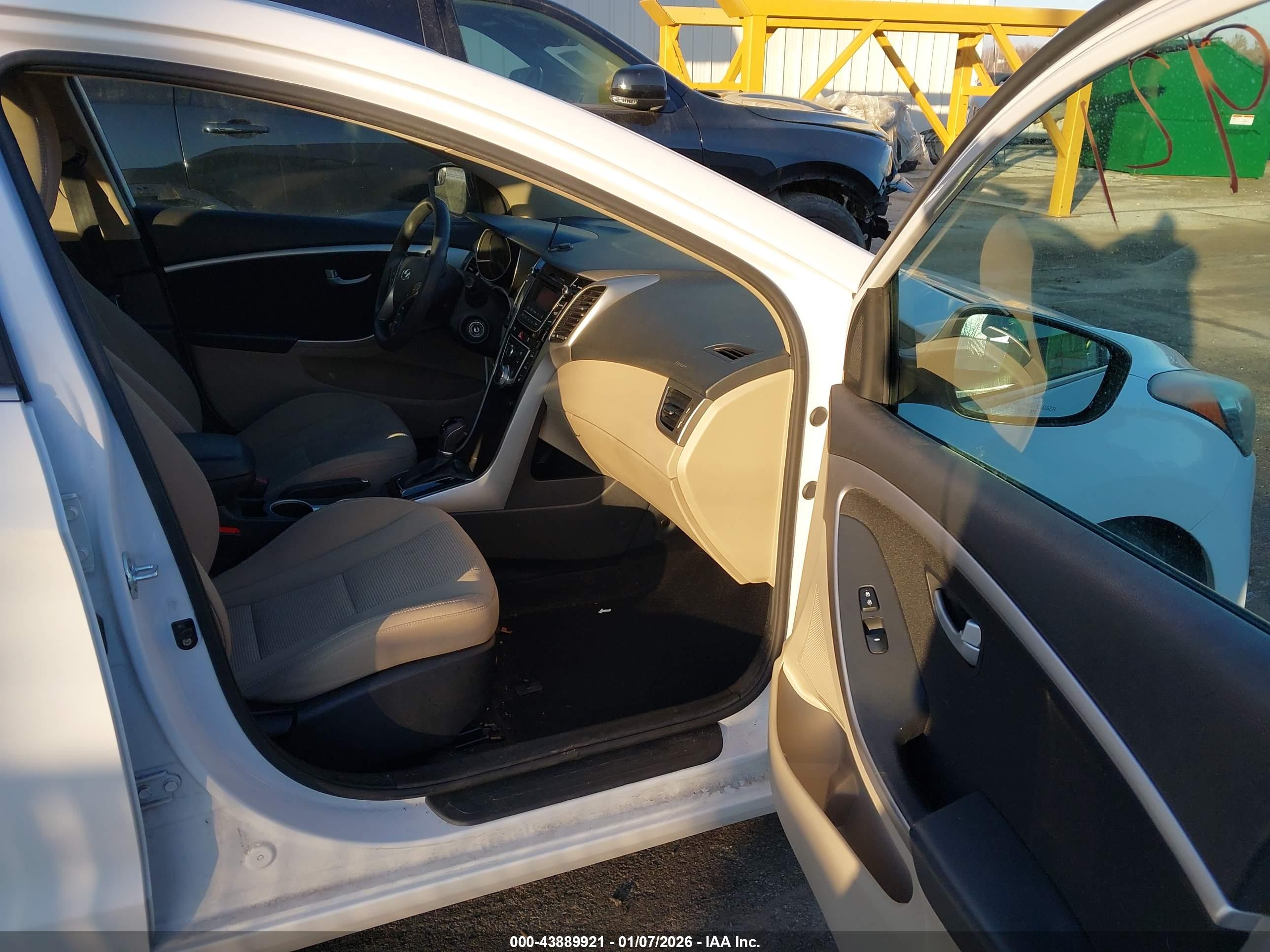 HYUNDAI ELANTRA image 5