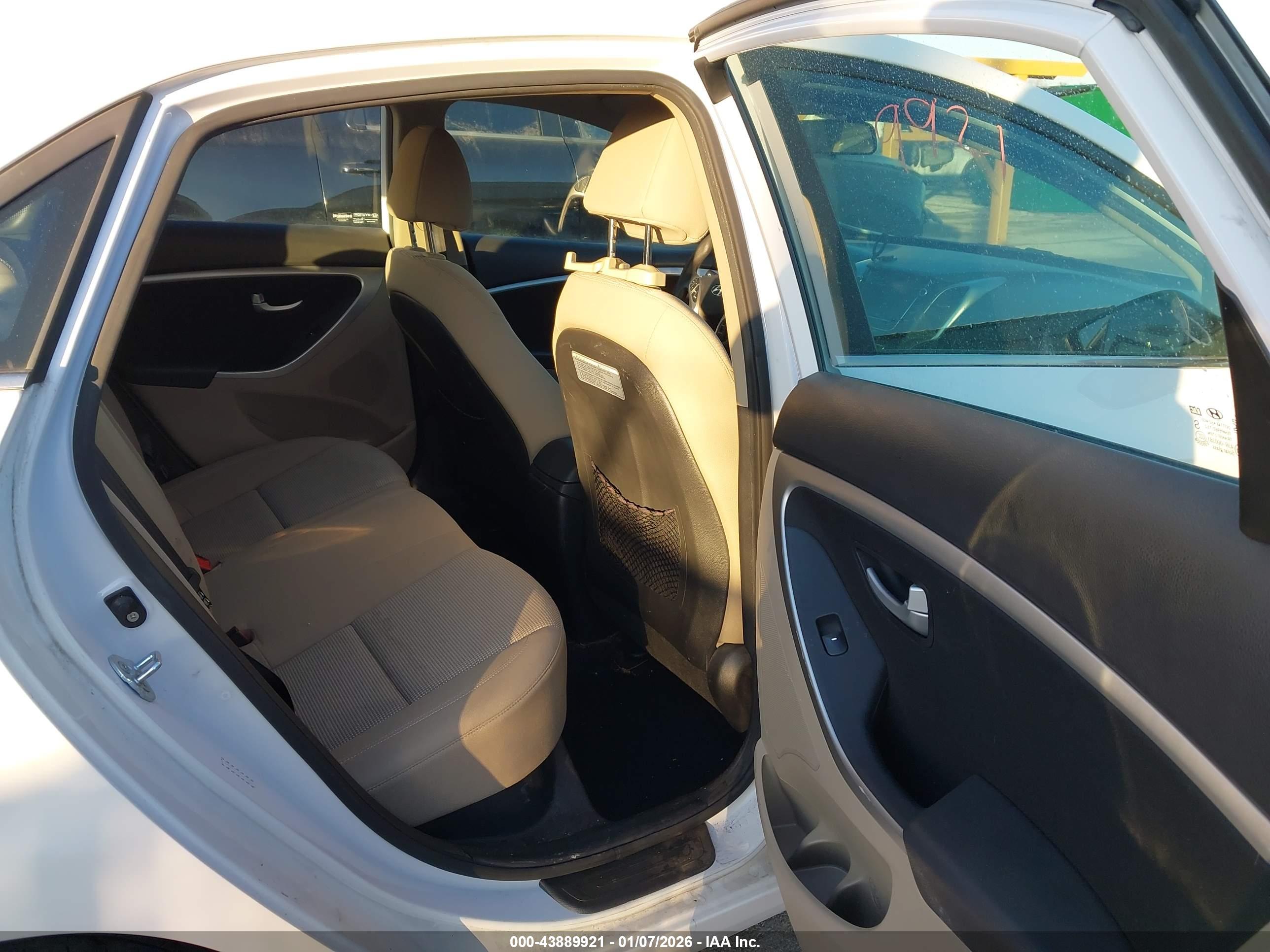 HYUNDAI ELANTRA image 8