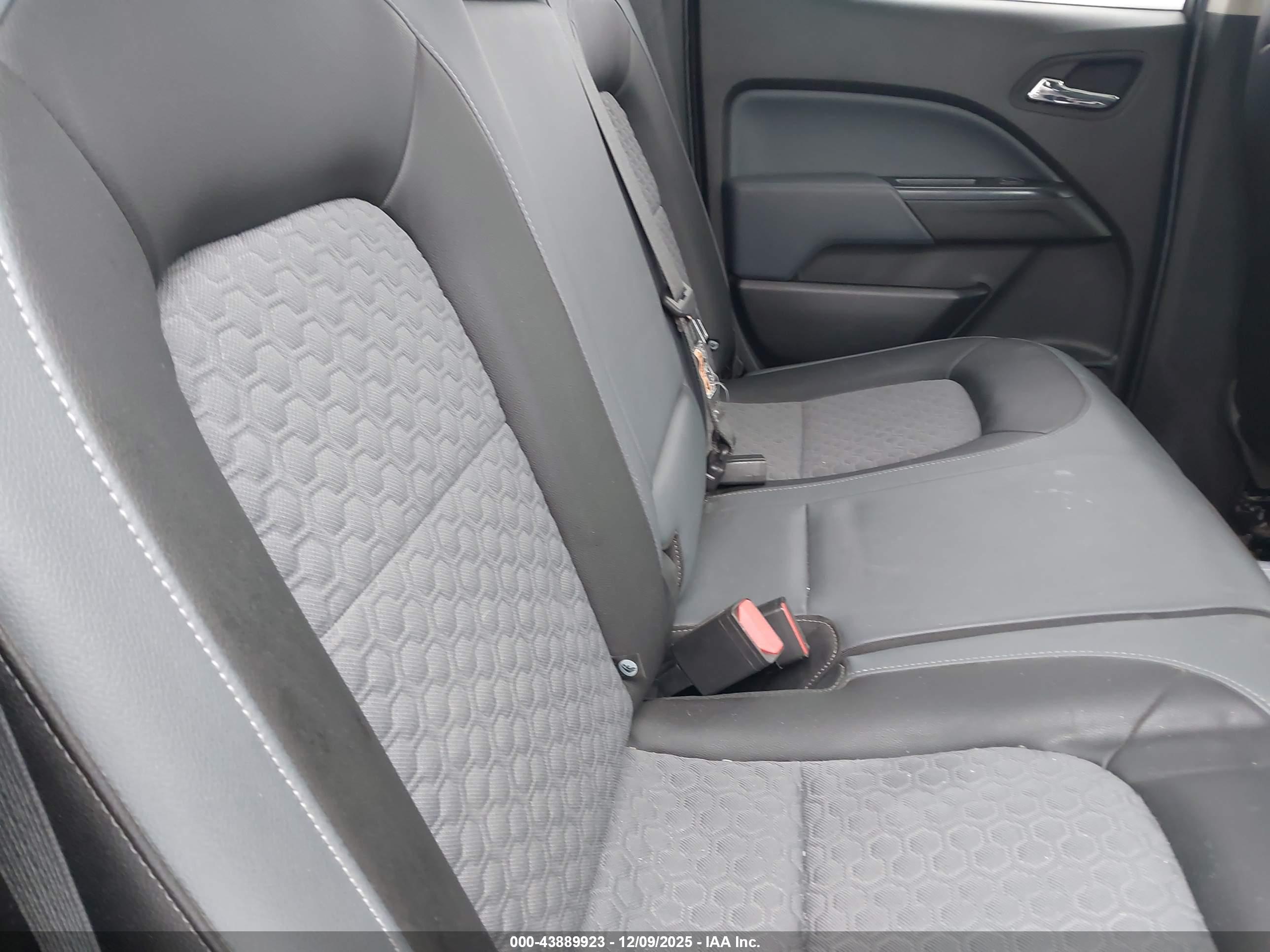 CHEVROLET COLORADO image 8