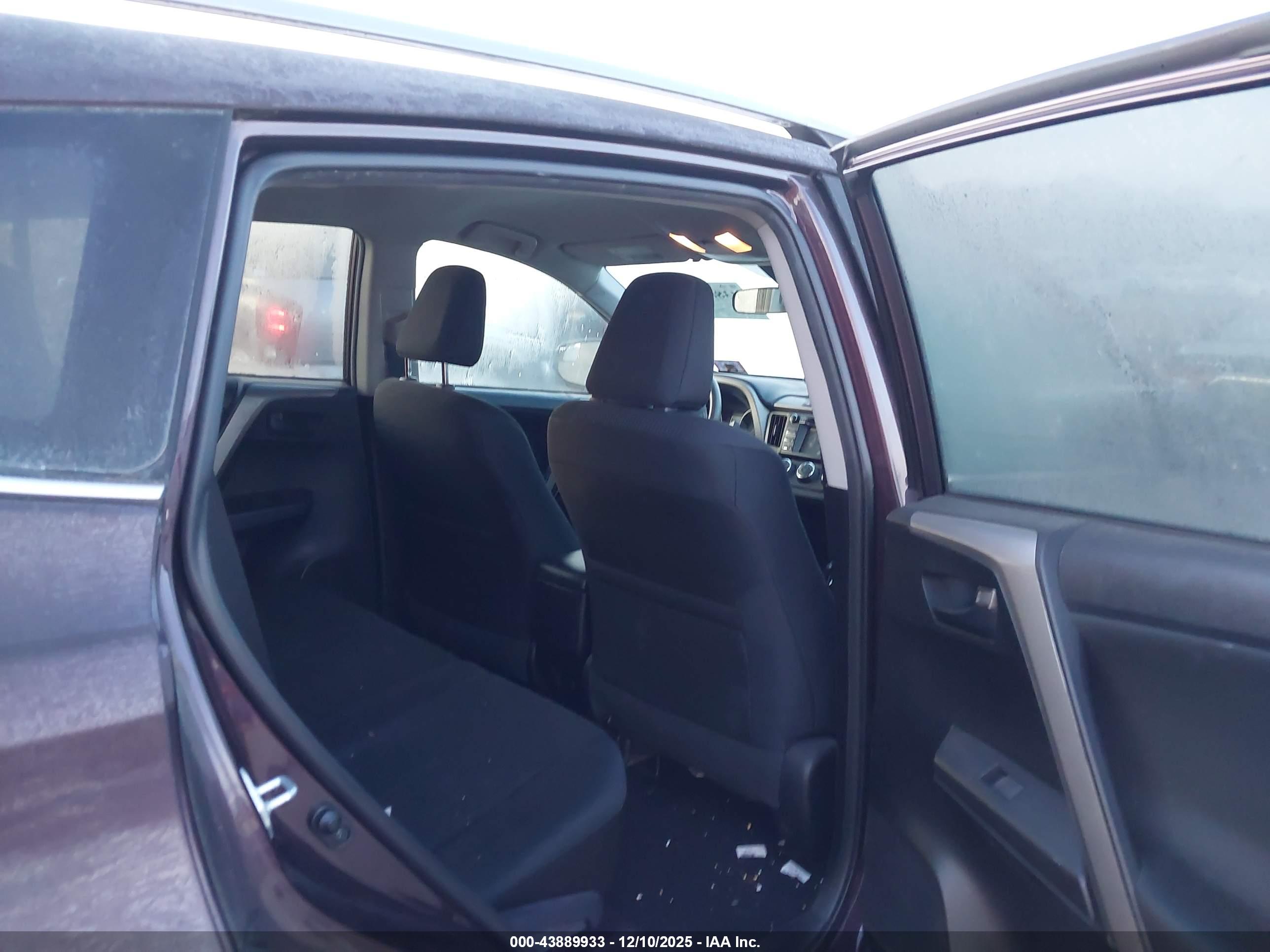 TOYOTA RAV4 image 8