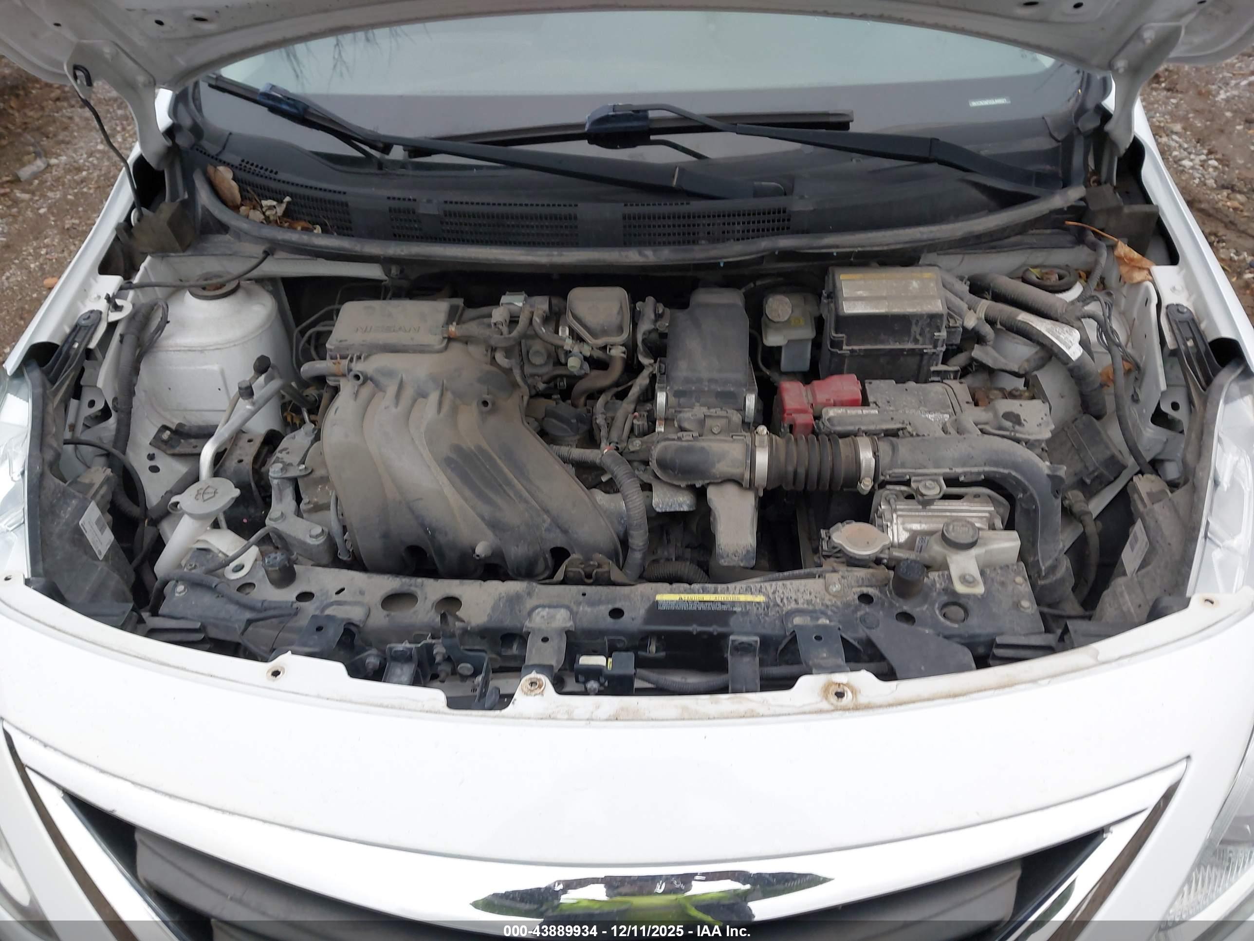 NISSAN VERSA image 10