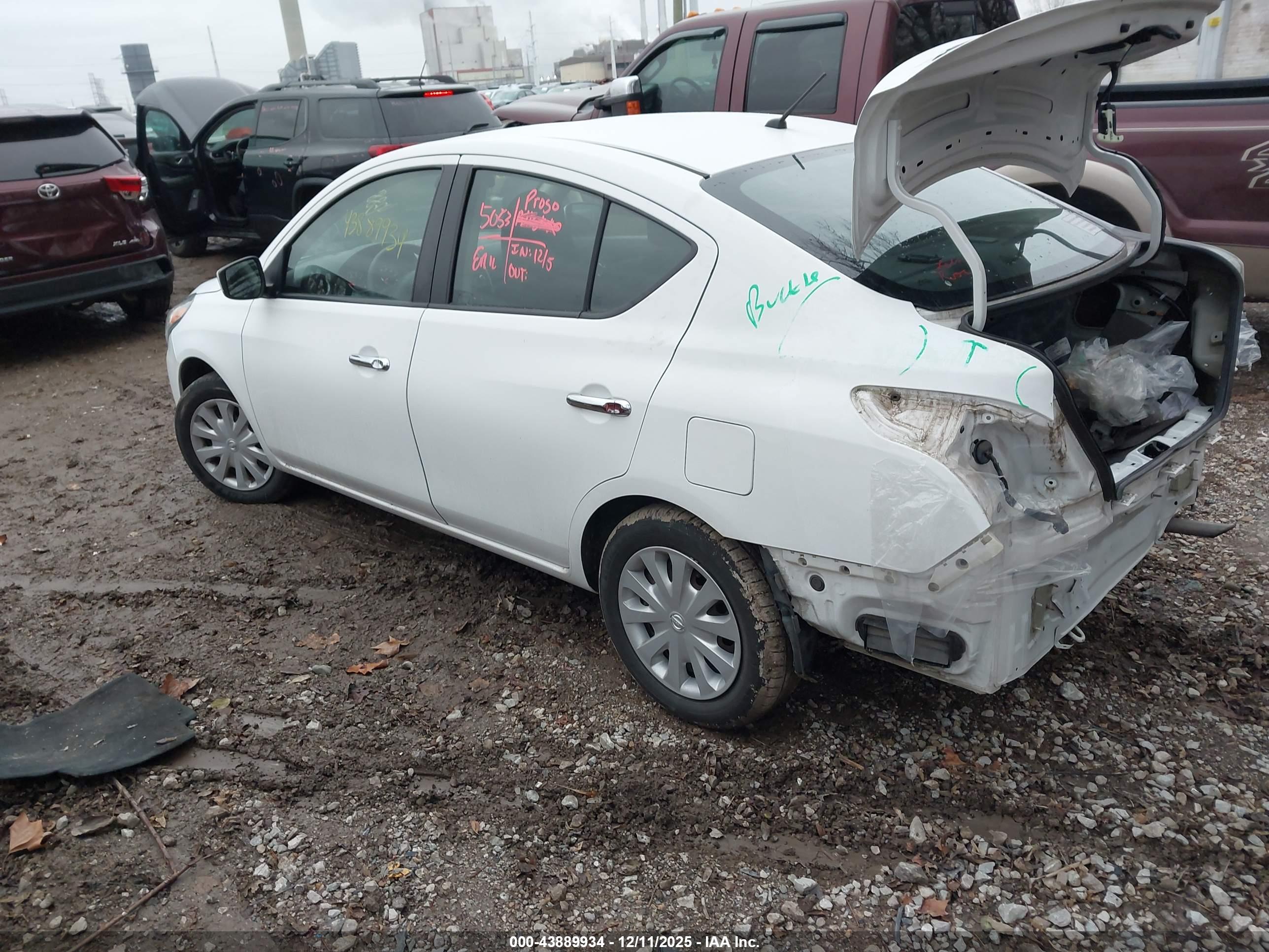NISSAN VERSA image 3