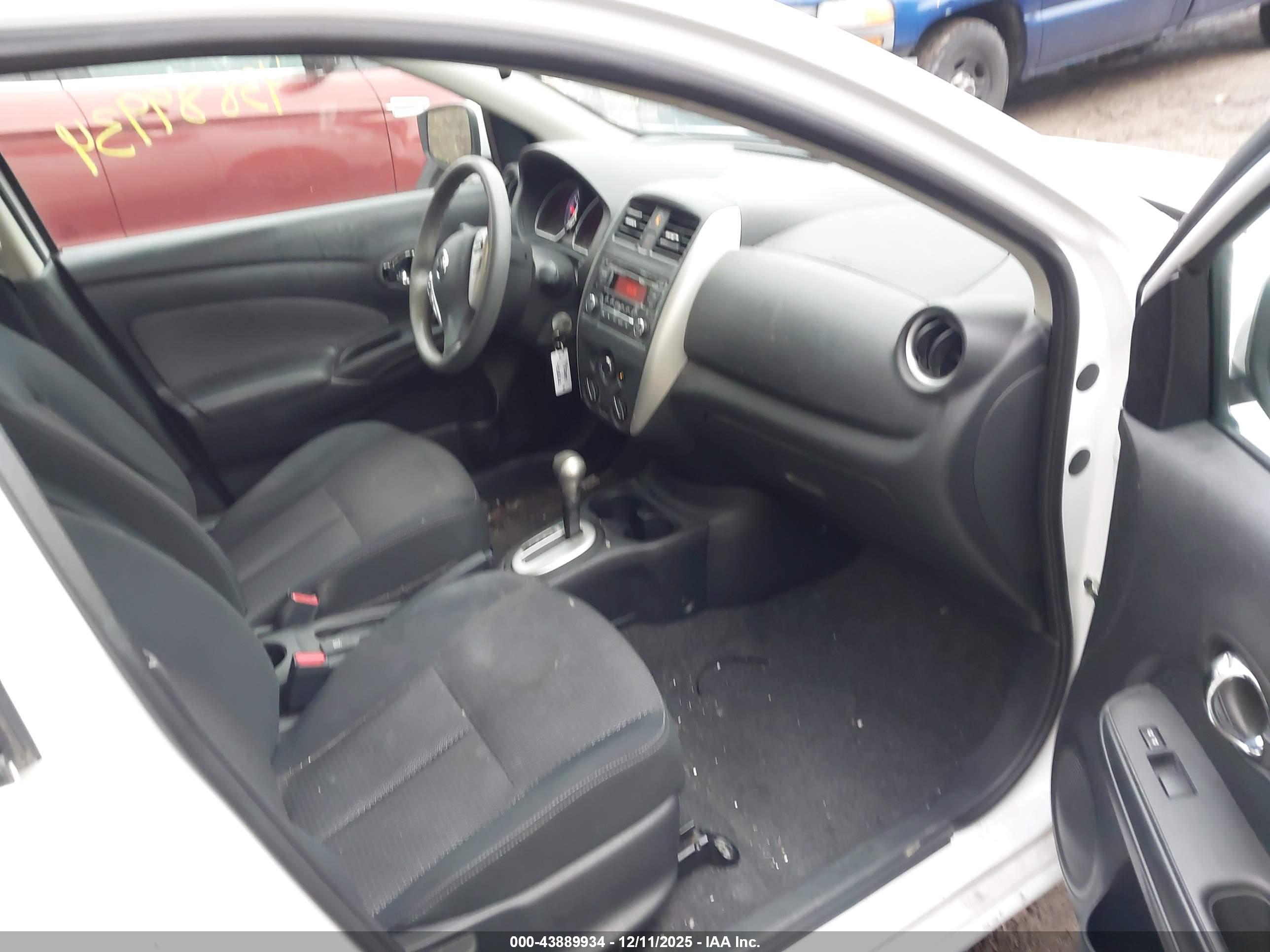NISSAN VERSA image 5