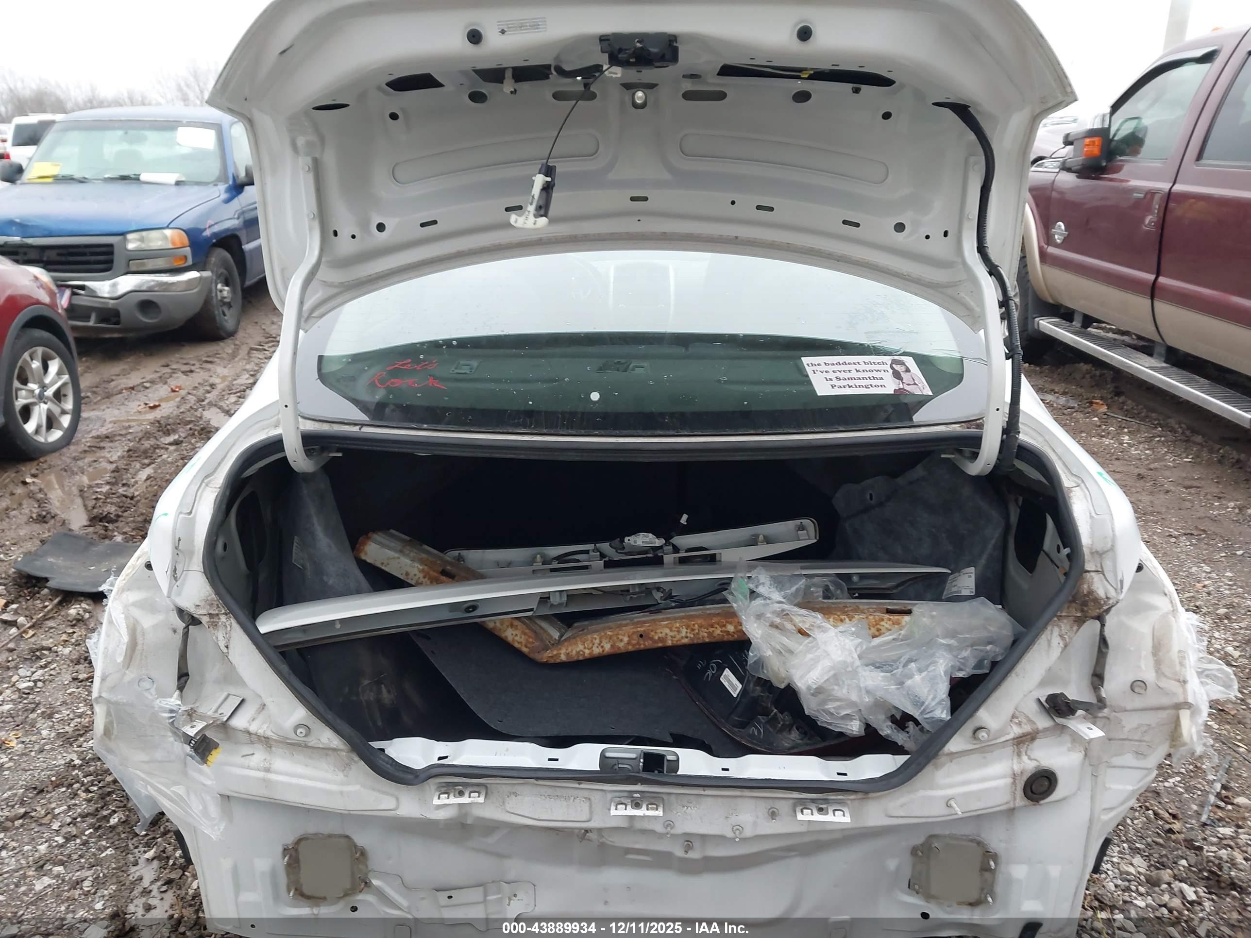 NISSAN VERSA image 6